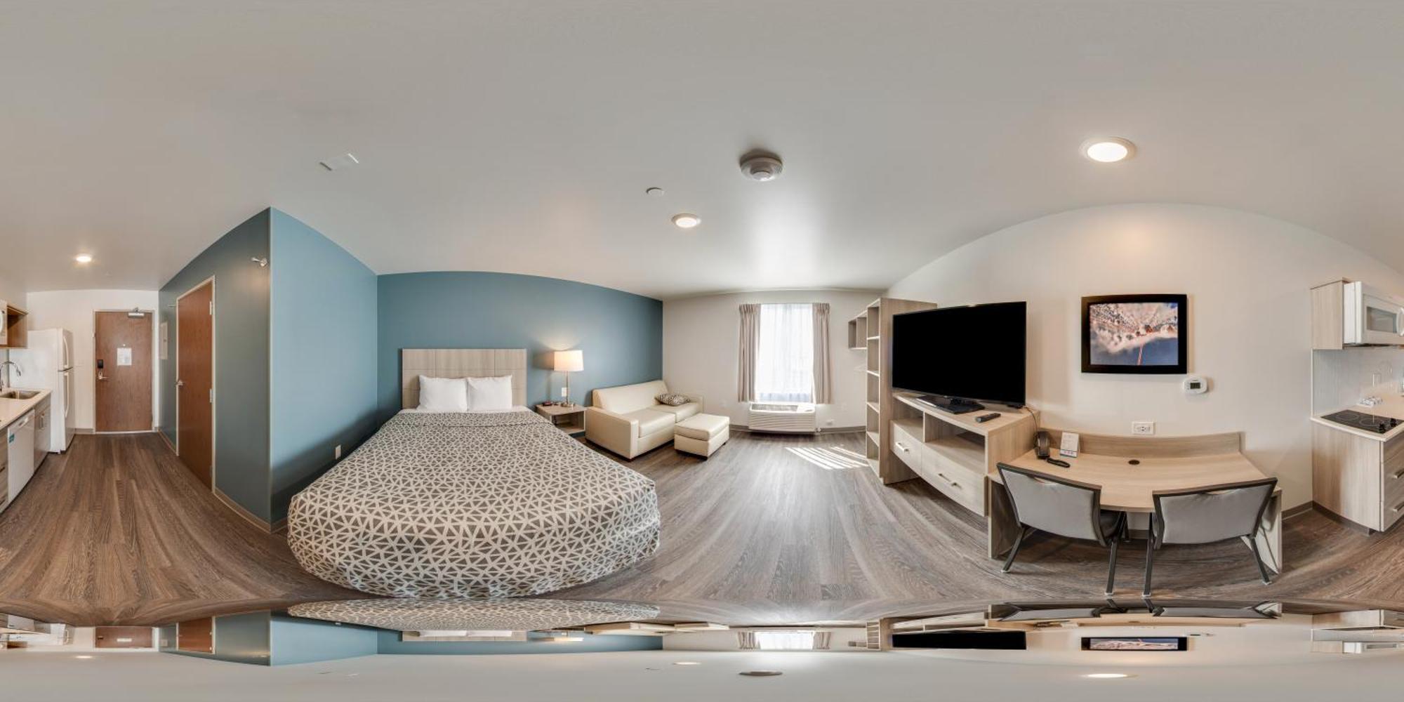 QUEEN SUITE WITH SOFA/DISHWASHER (DISHES/COOKWARE INCLUDED)