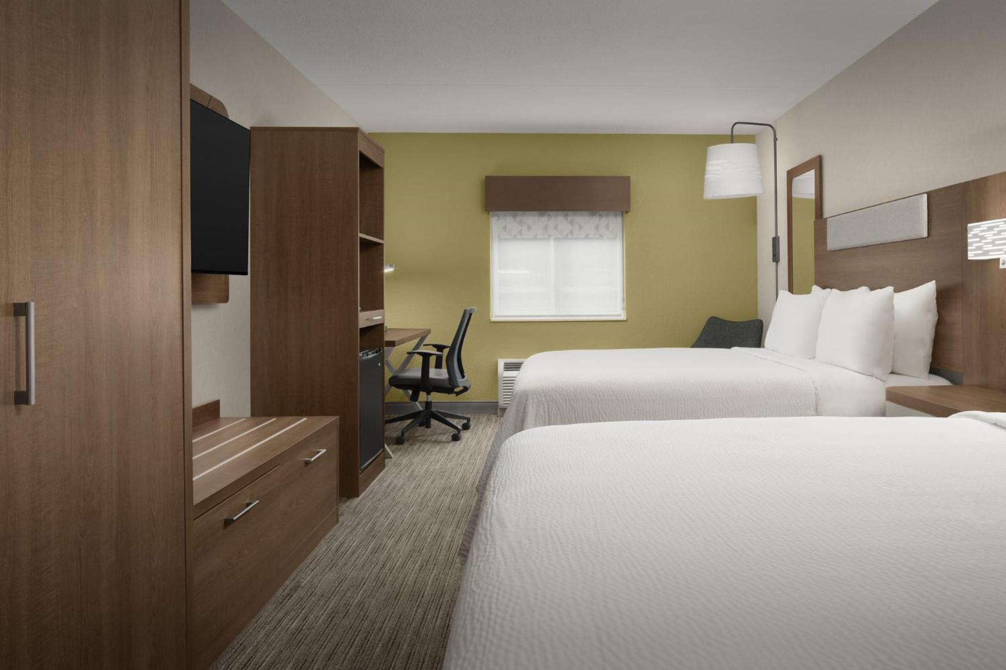 Queen Room Two Queen Beds Hearing Accessible or Non-Smoking