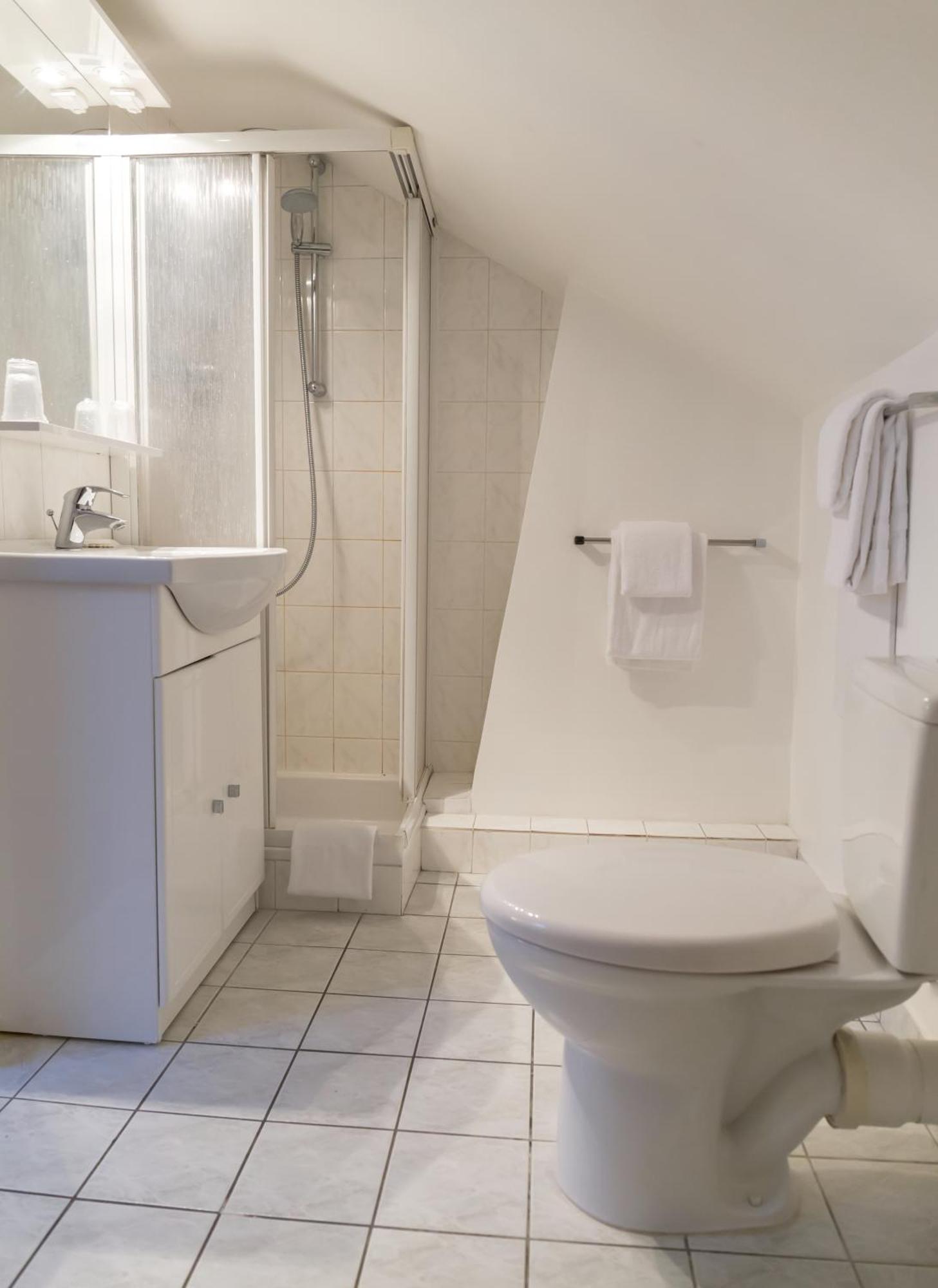 Twin Room,1611114882:JPEG