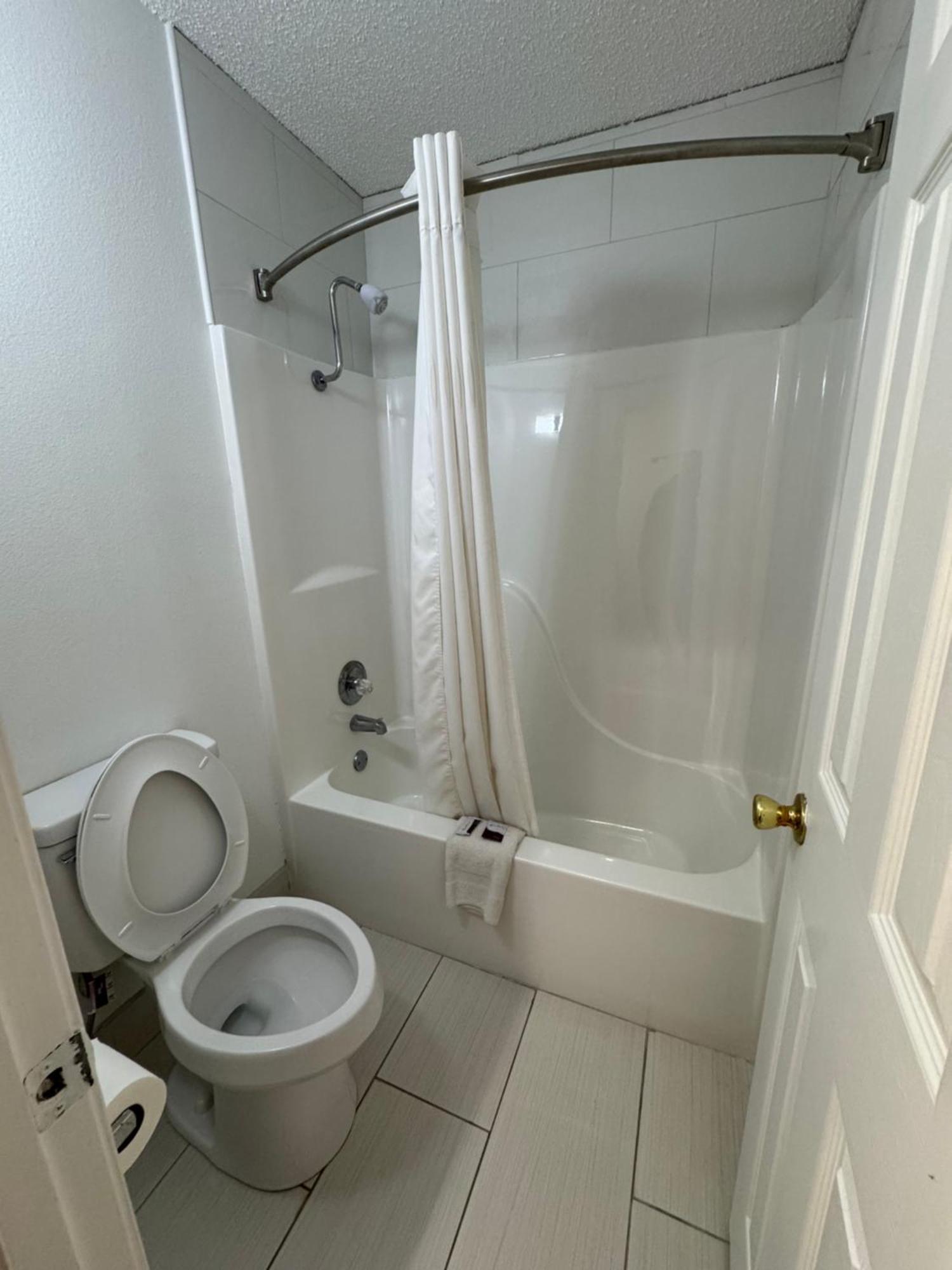 Deluxe Queen Room,1612968565:JPEG