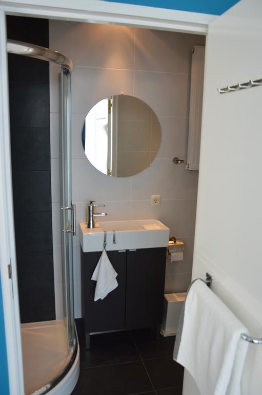 Tweepersoonskamer met eigen badkamer en entree