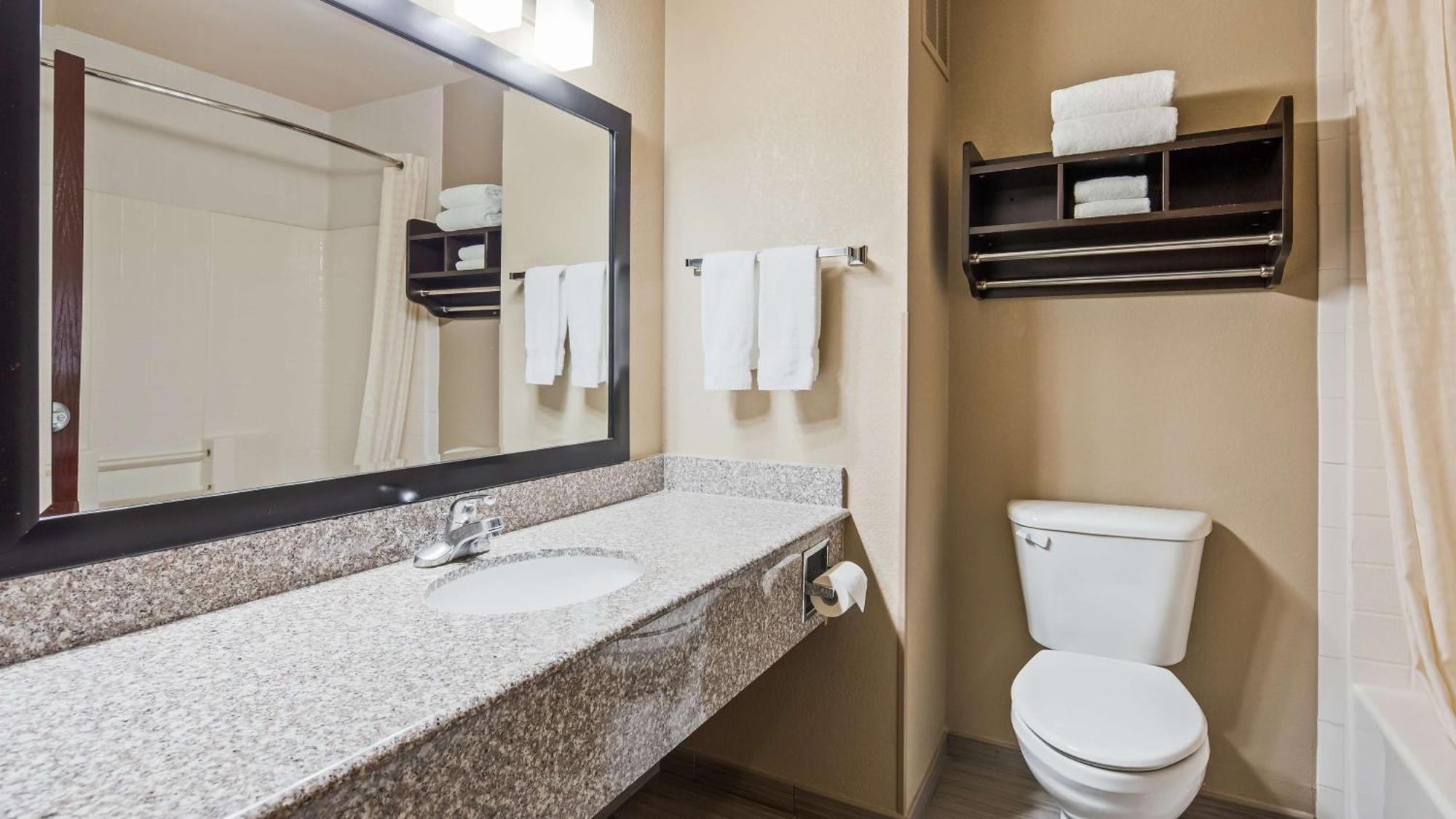 King Room with Spa Bath and Wet Bar - Non-Smoking