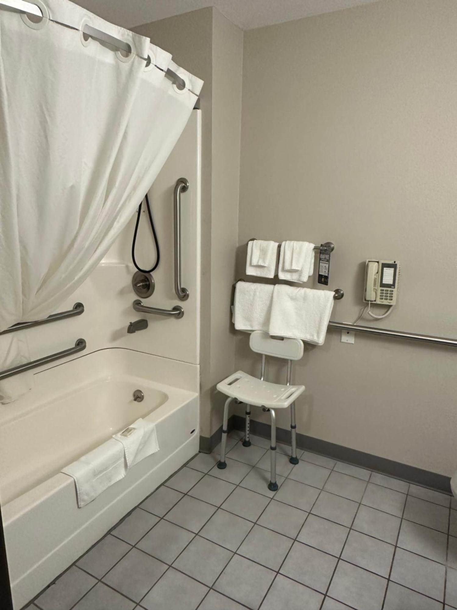 Queen Room Mobility Access or Non-Smoking,1710209436:JPEG