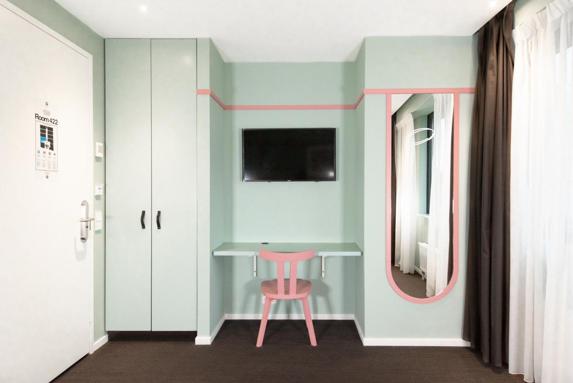 Twin Room,1617460992:JPEG