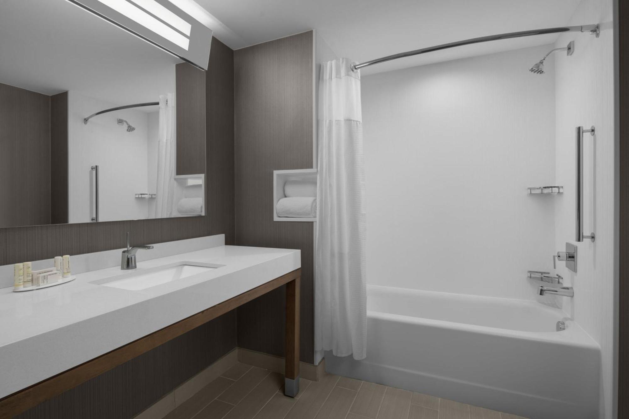 1 Bedroom Suite 2 Queen Bed Sofa bed Balcony,1617884746:JPEG
