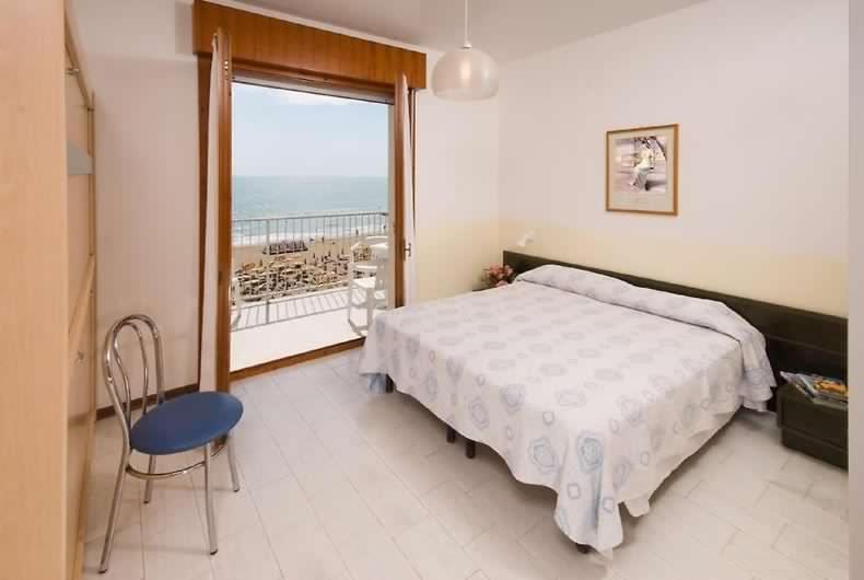 Camera Matrimoniale con Balcone e Vista Mare