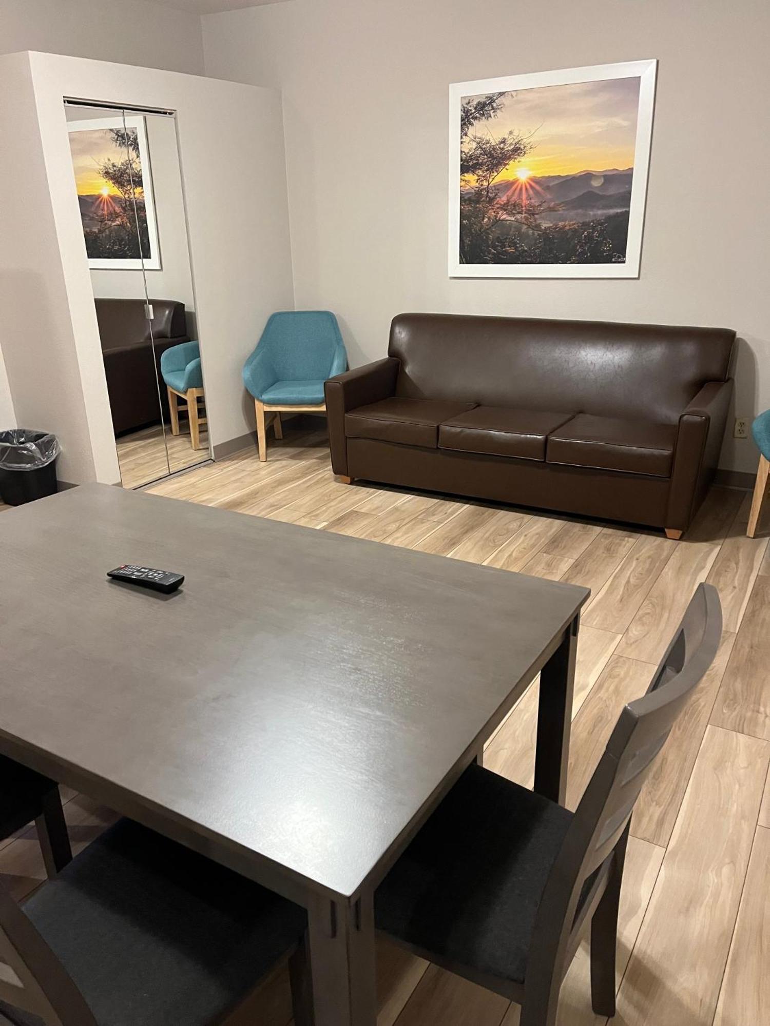 One-Bedroom King Suite - Non-Smoking