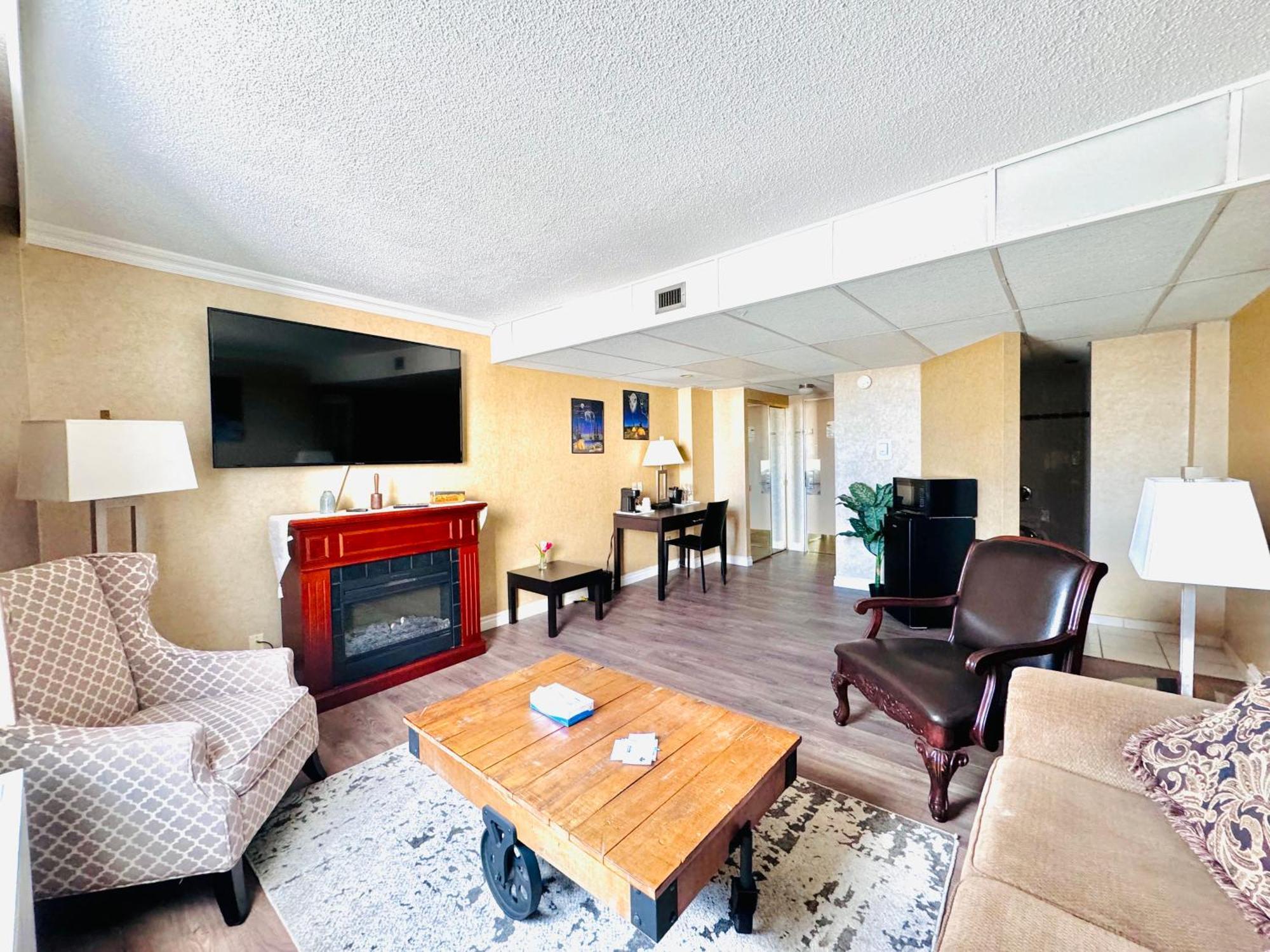 Deluxe King Suite - Non-Smoking