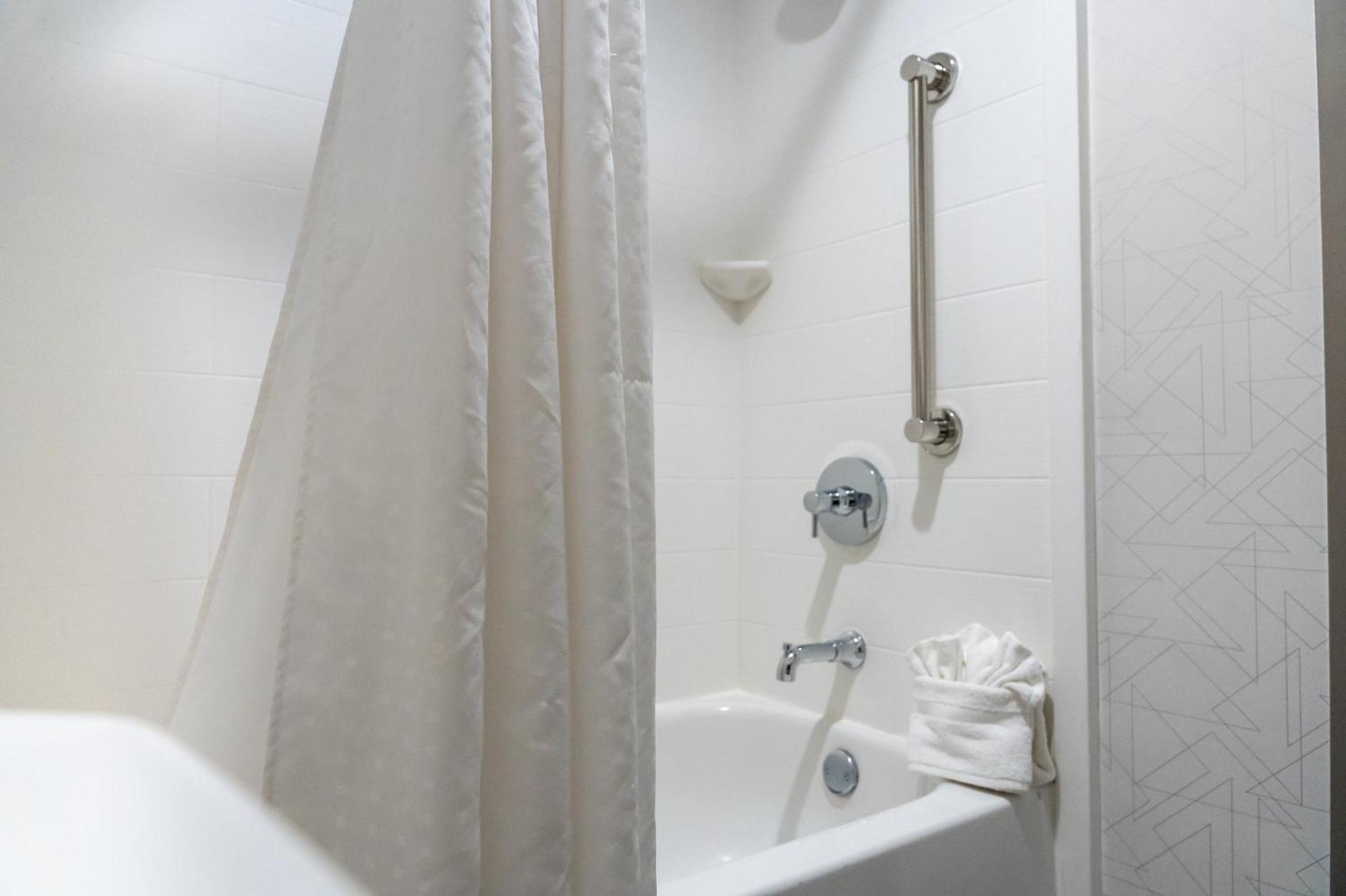 Executive Suite with Shower - Non-Smoking