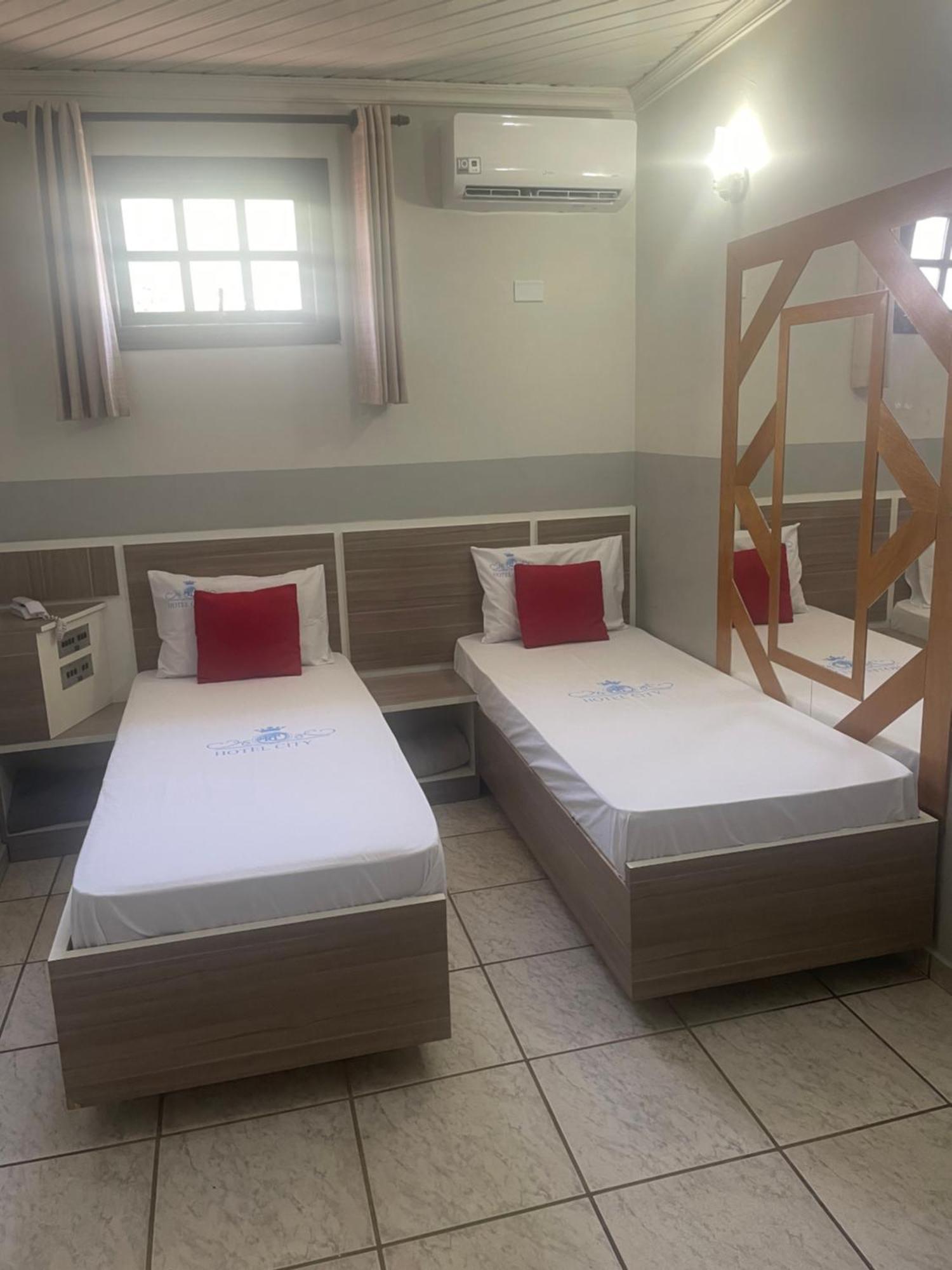 Quarto com 2 Camas de Solteiro e Banheiro Privativo