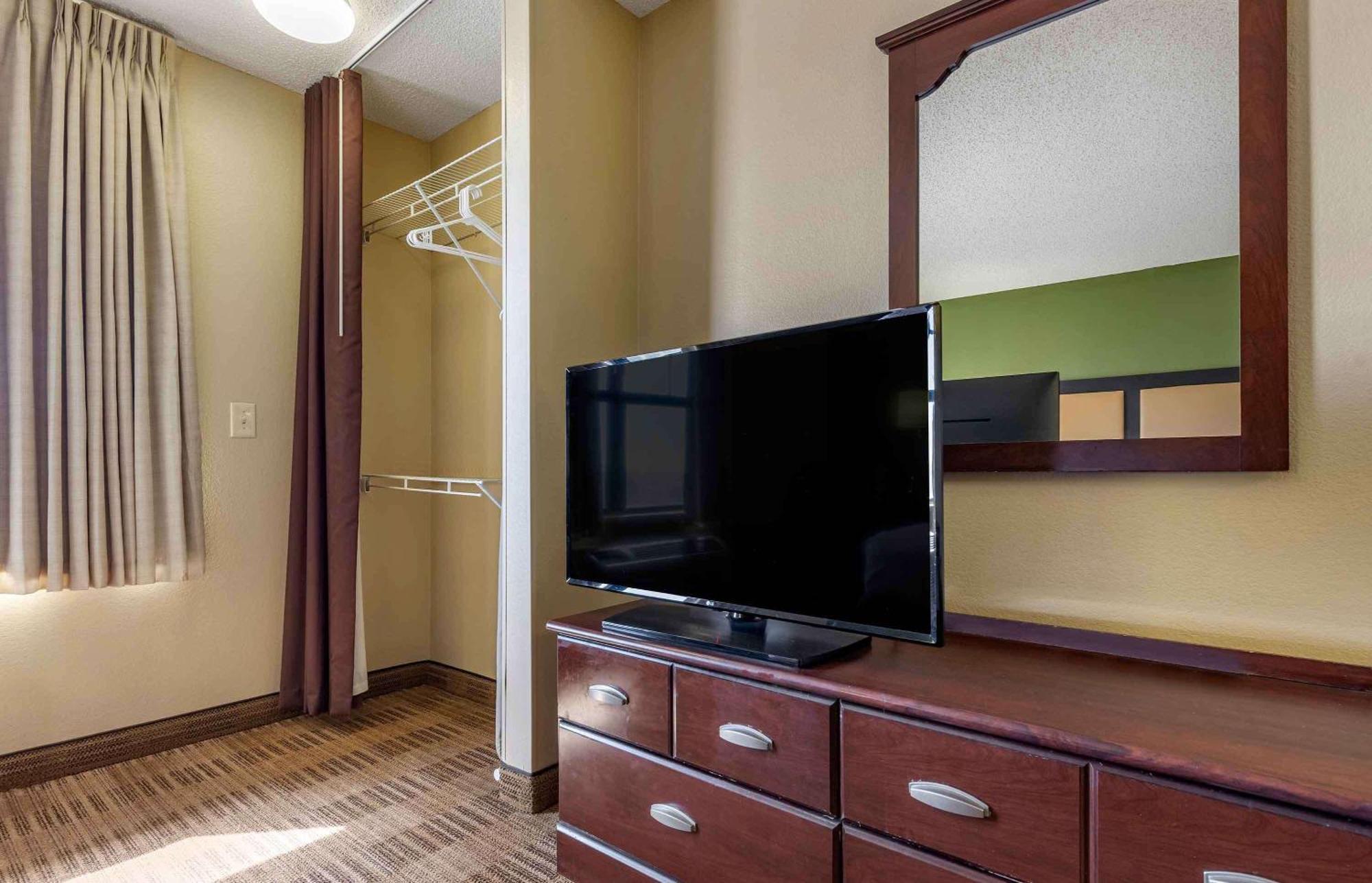 Queen studio 1 Queen Bed Disability Access or Non-Smoking