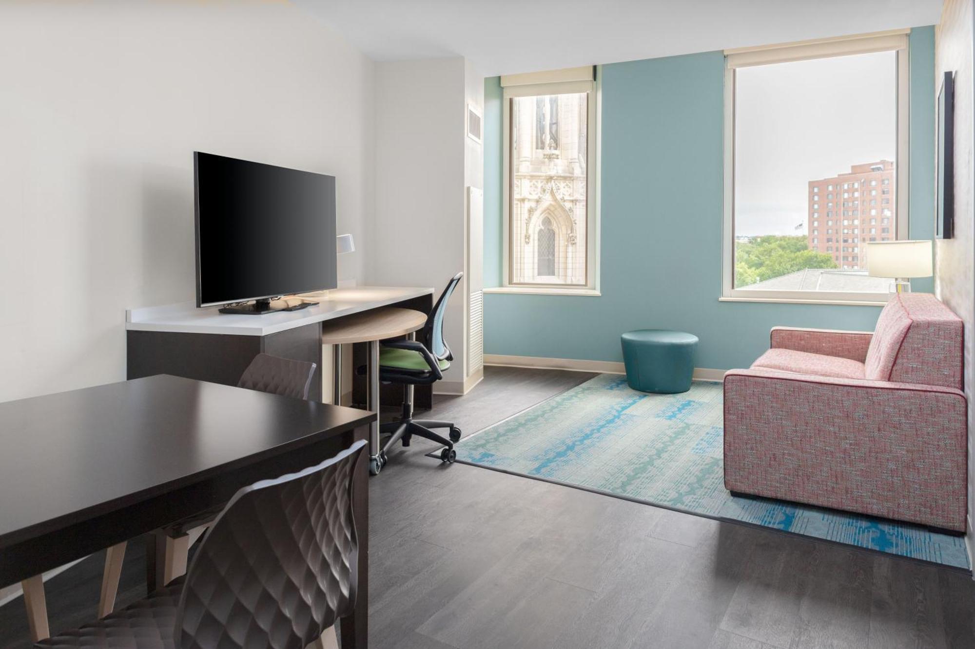 Queen Suite with Roll-In Shower - Mobility and Hearing Access/Non-Smoking