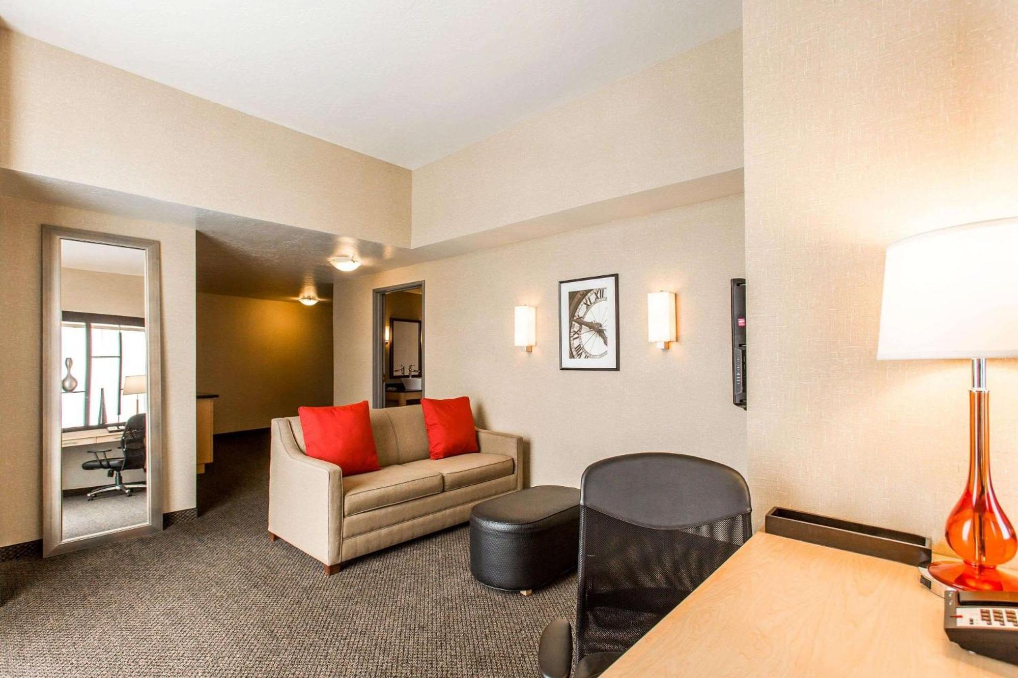 King Suite with Roll-In Shower - Accessible/Non-Smoking
