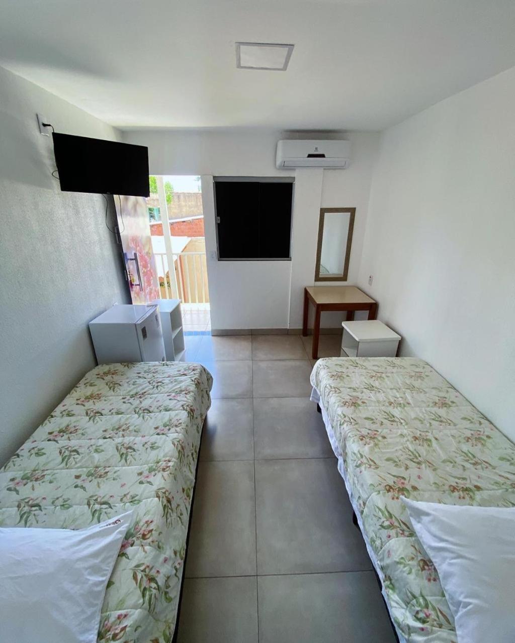 Quarto com 2 Camas de Solteiro