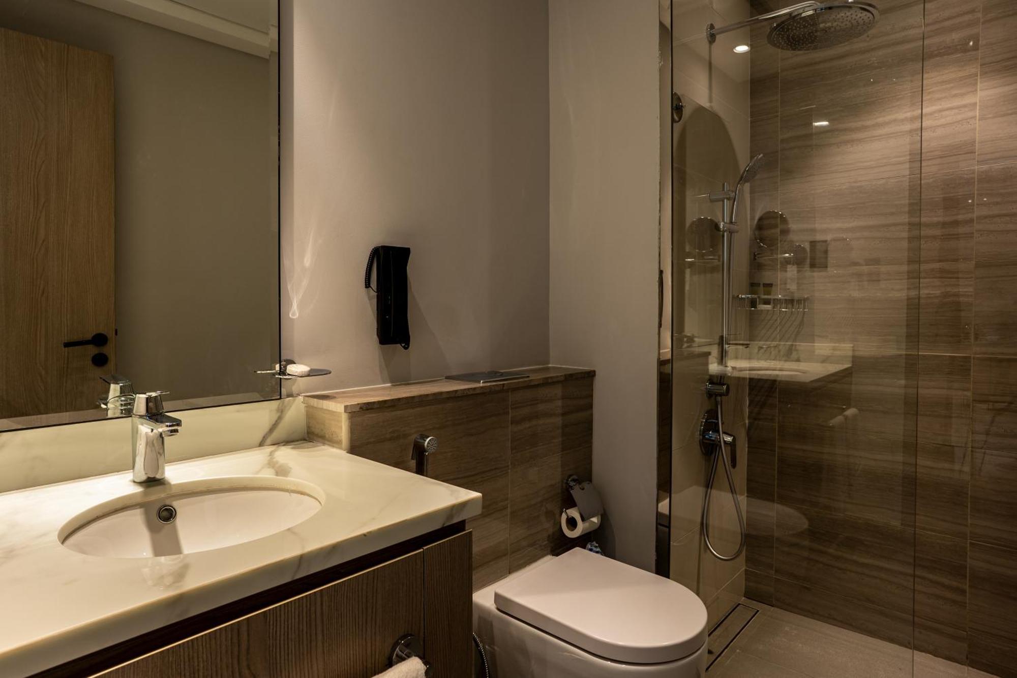 Guest Room – King Bed
