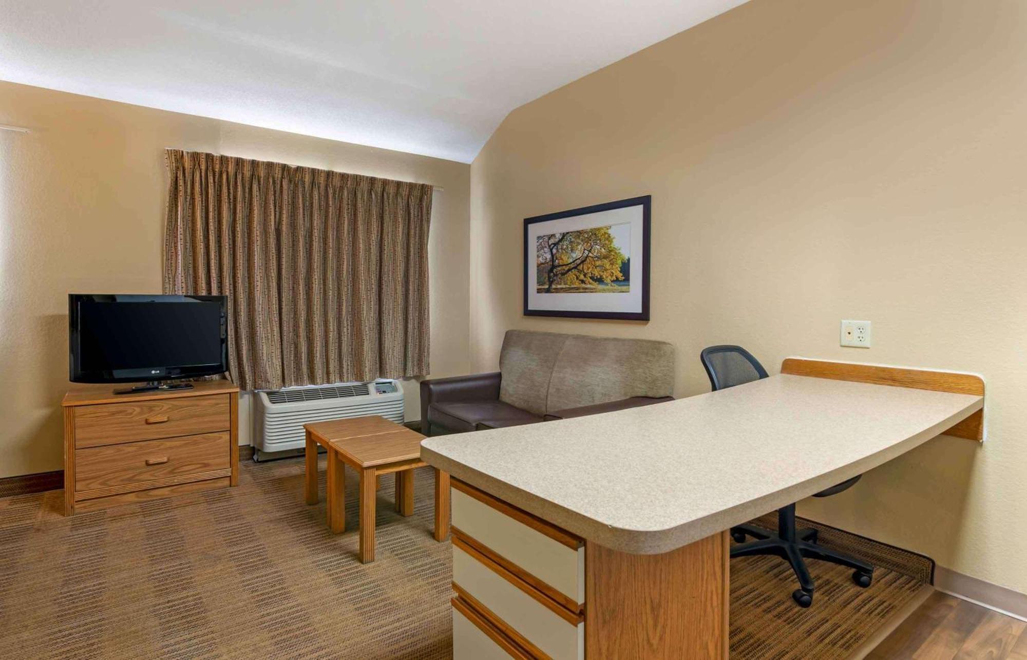 Deluxe Studio with 1 Queen Bed - Non-Smoking