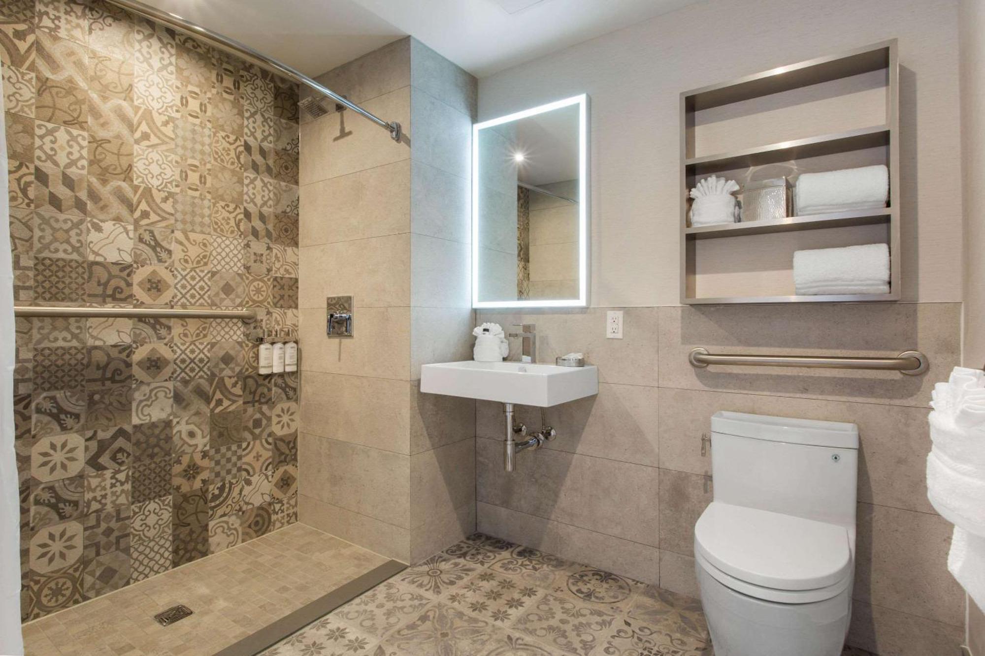 Queen Room - Disability Access/Non-Smoking
