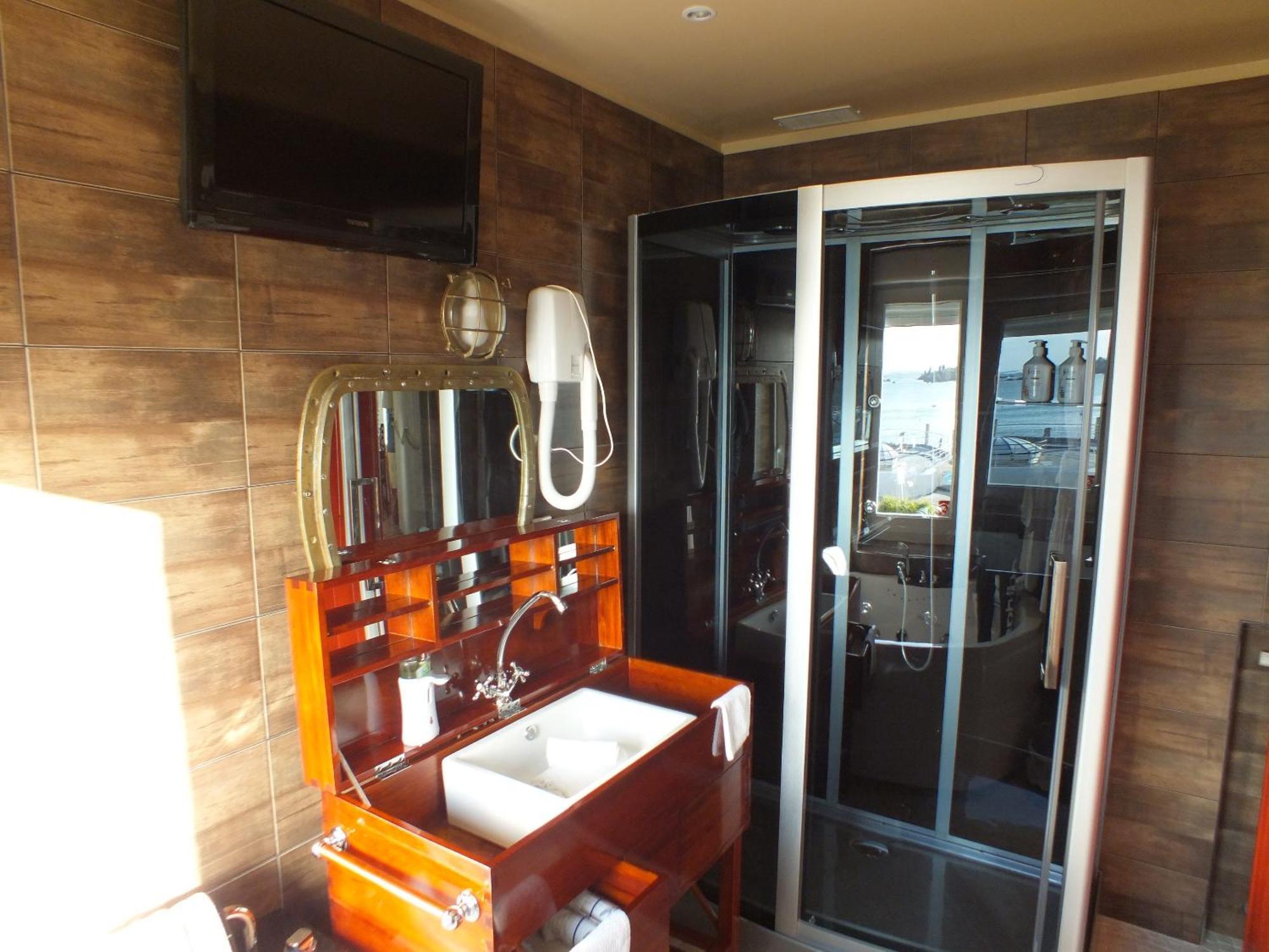 One-Bedroom Apartment Sea View