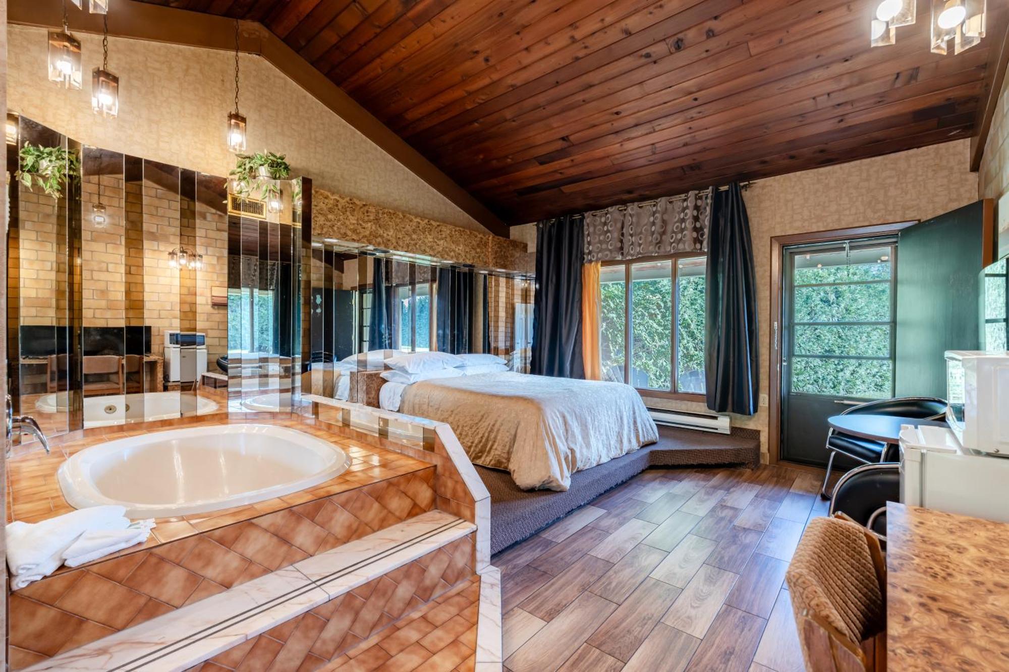 Superior Queen Room Spa Bath
