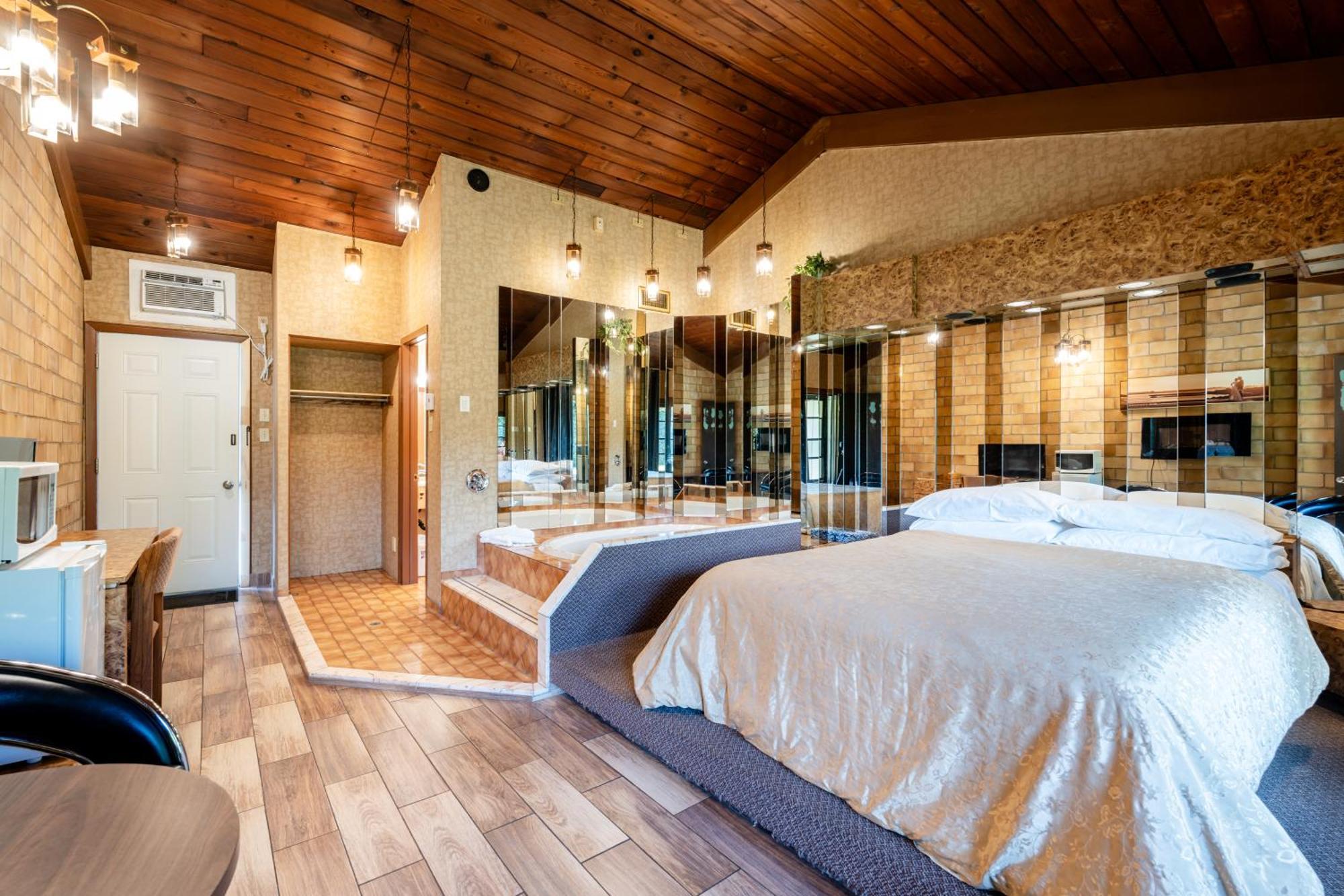 Superior Queen Room Spa Bath
