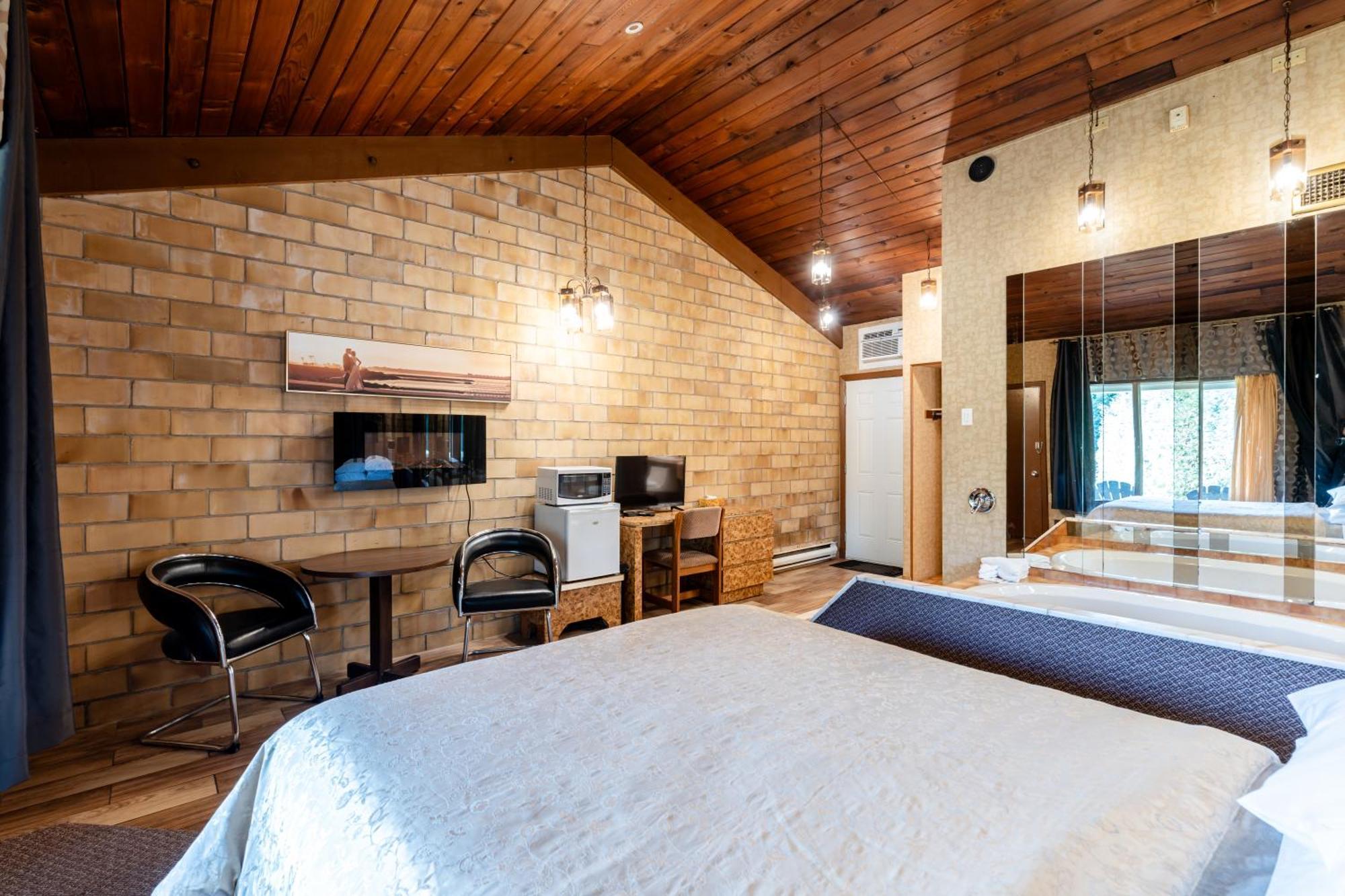 Superior Queen Room Spa Bath