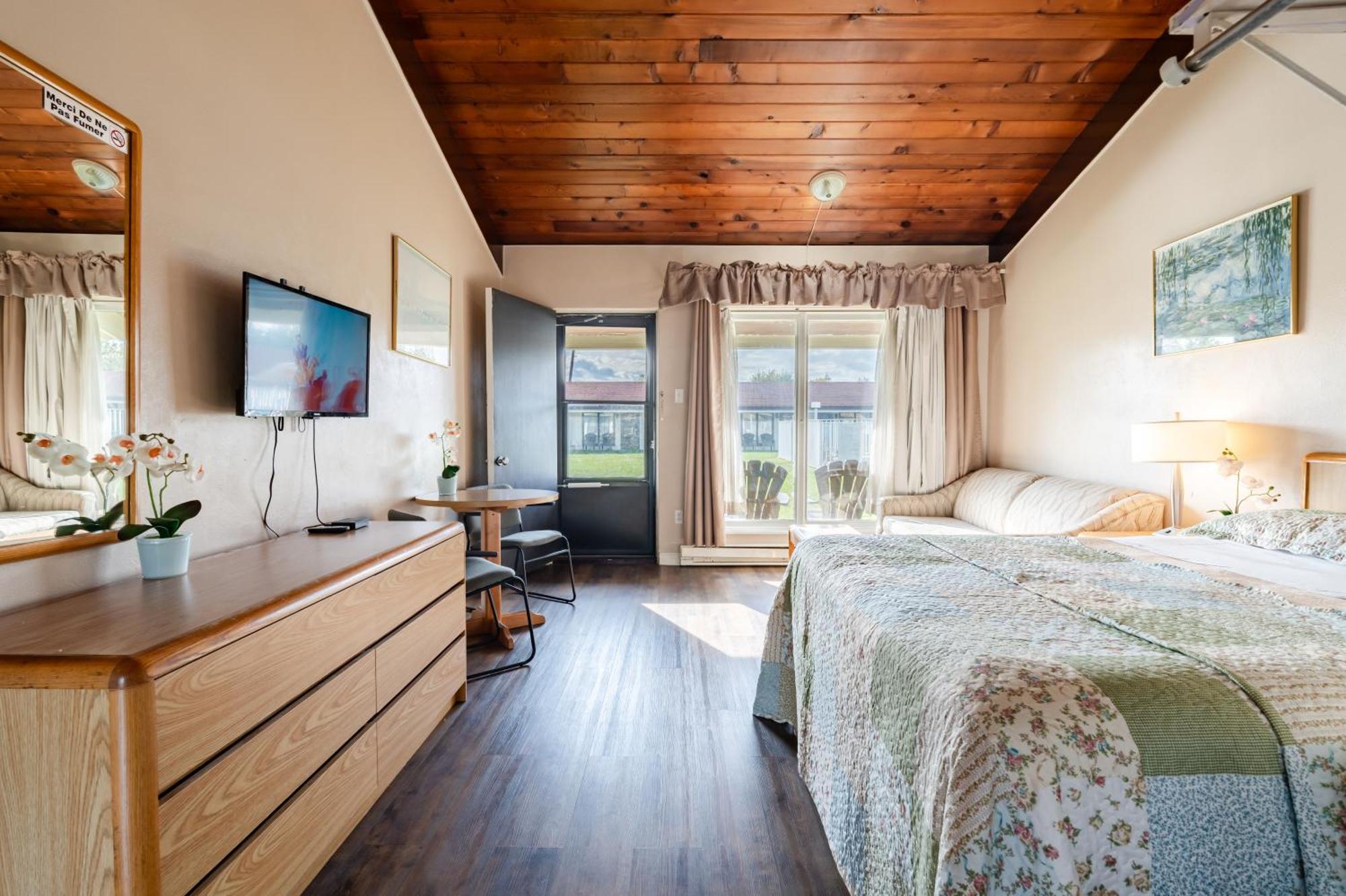 Classic Queen Room Wood Floor