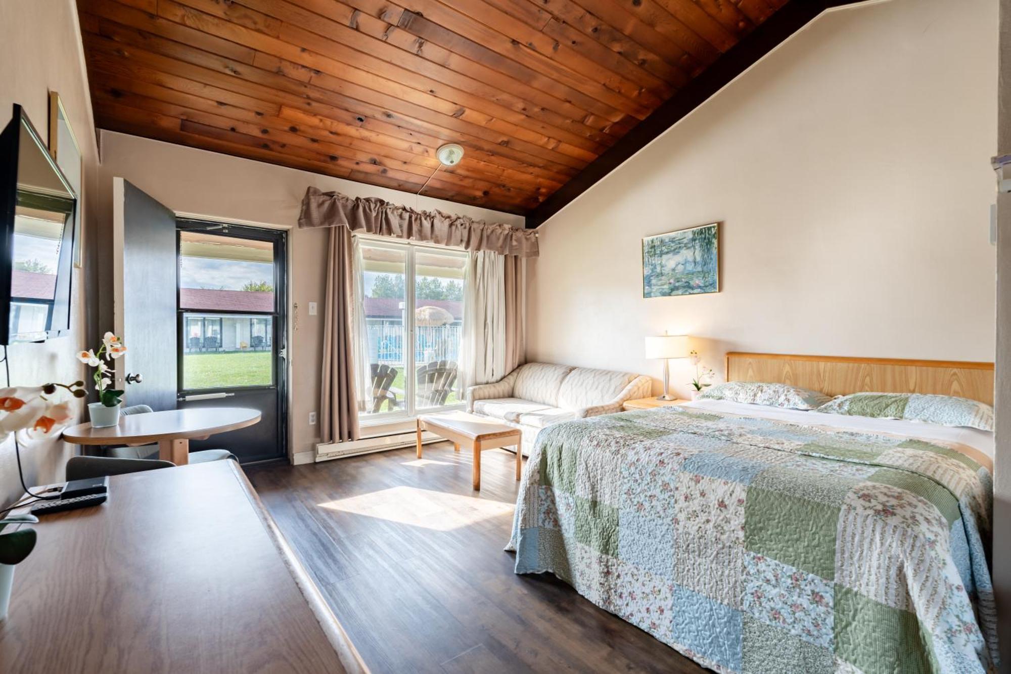 Classic Queen Room Wood Floor