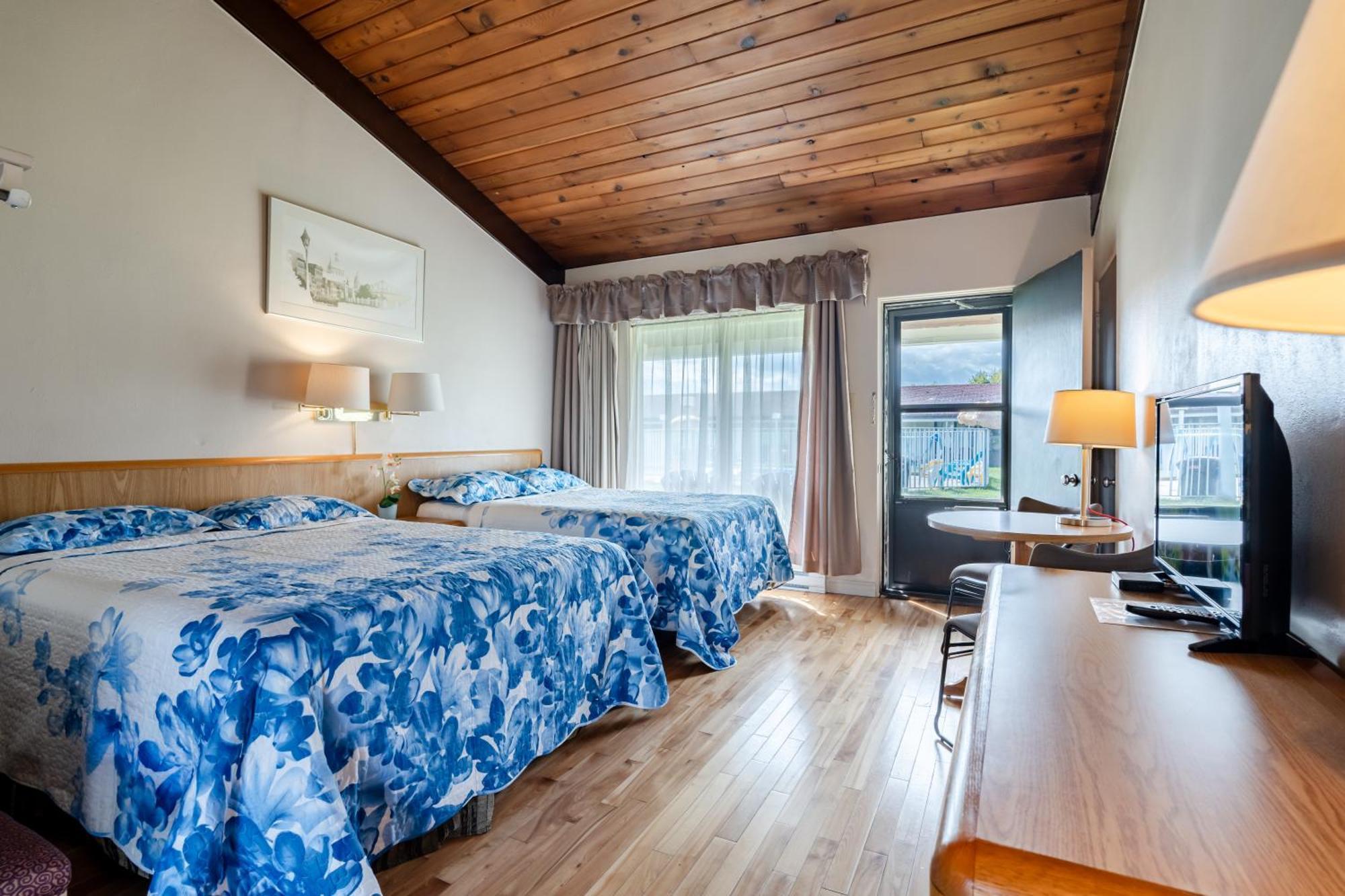 Room Two Beds Parquet Floor Spa Bath