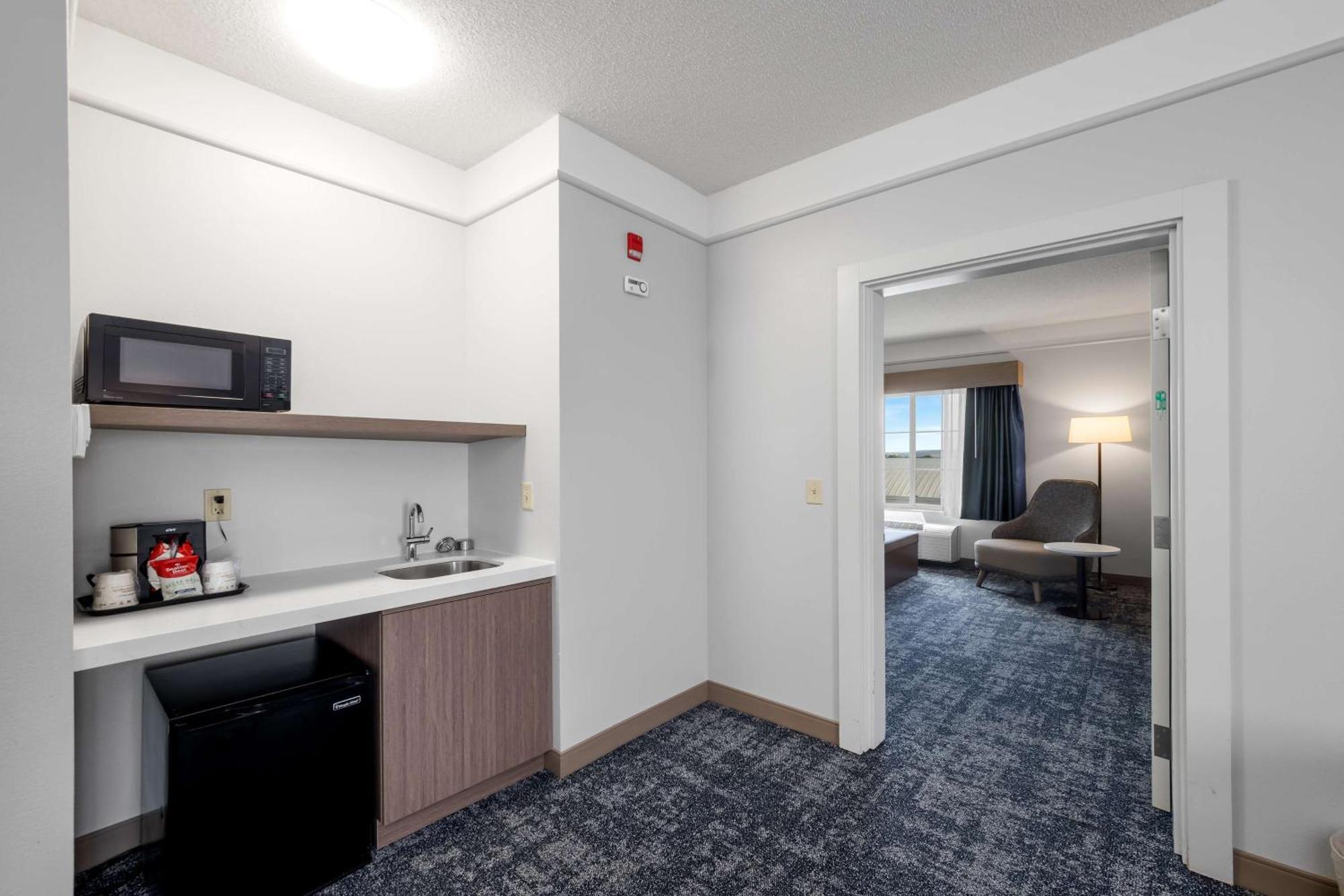 One-Bedroom King Suite Sofa Bed Living Room Non-Smoking