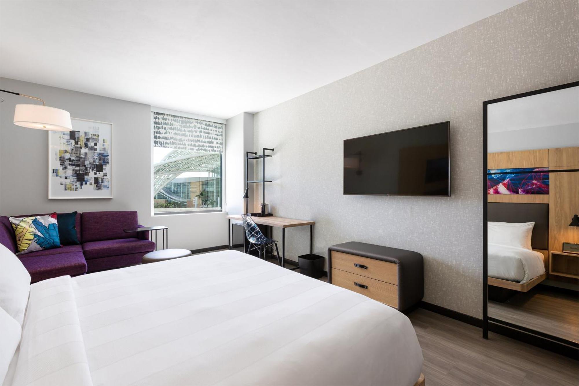 ALOFT Guest room 1 King