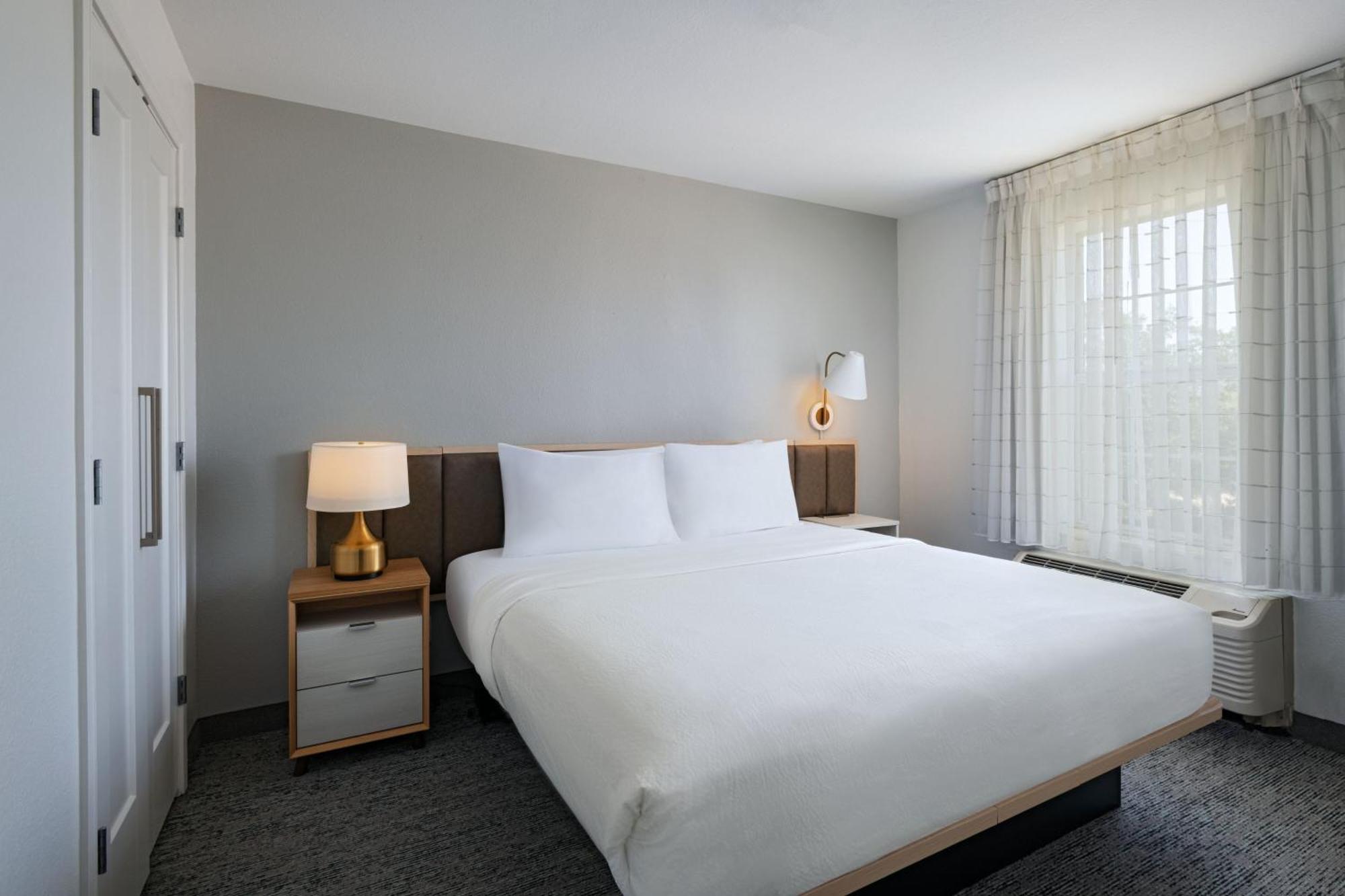 One-Bedroom Queen Suite with Sofa Bed and Adapted Tub - Mobility and Hearing Accessible