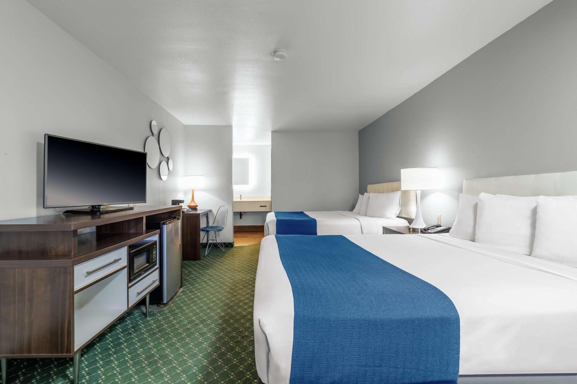 Suite with Two Queen Beds and Tub with Grab Bars - Mobility Accessible/Non-Smoking