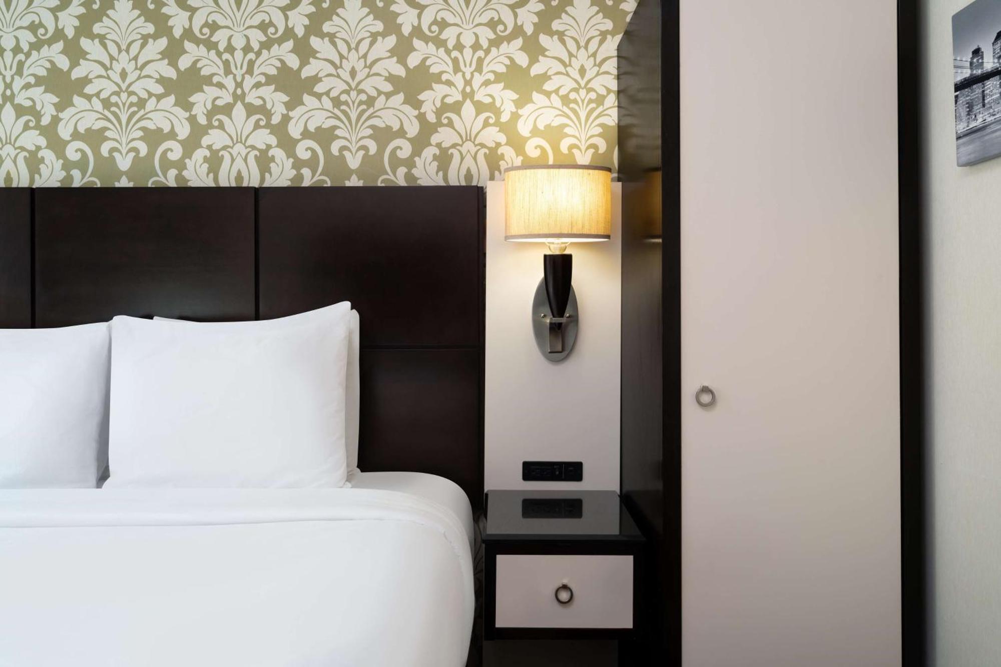 Quarto com Cama Queen-size e Chuveiro Acessível a Cadeirantes - Acessível para Hóspedes com Mobilidade Reduzida/Não Fumantes
