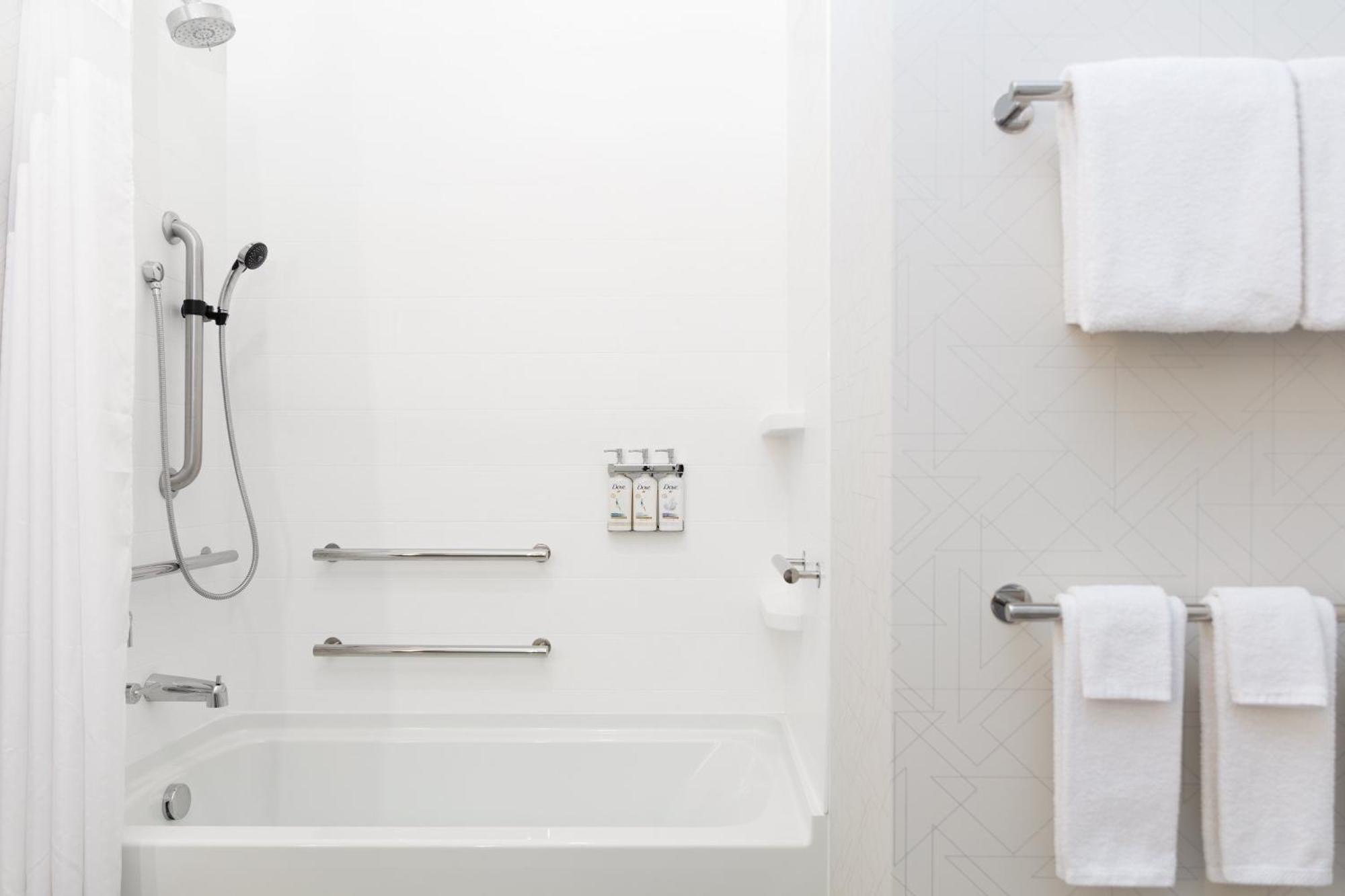 Queen Room Bath Tub Hearing Accessible or Non-Smoking