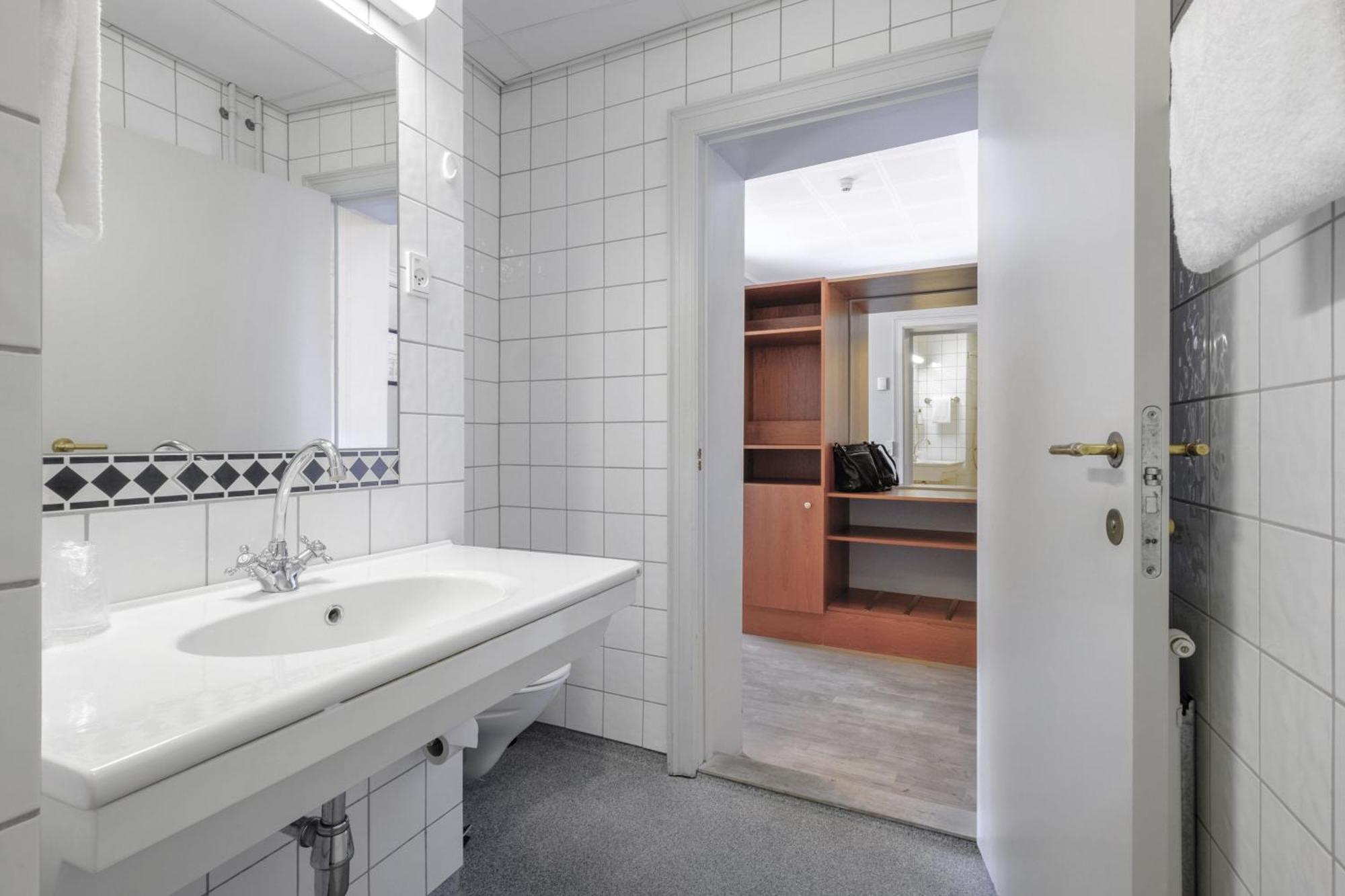 Efficient Familienzimmer mit Kingsize-Bett und nicht-privatem Schlafsofa
