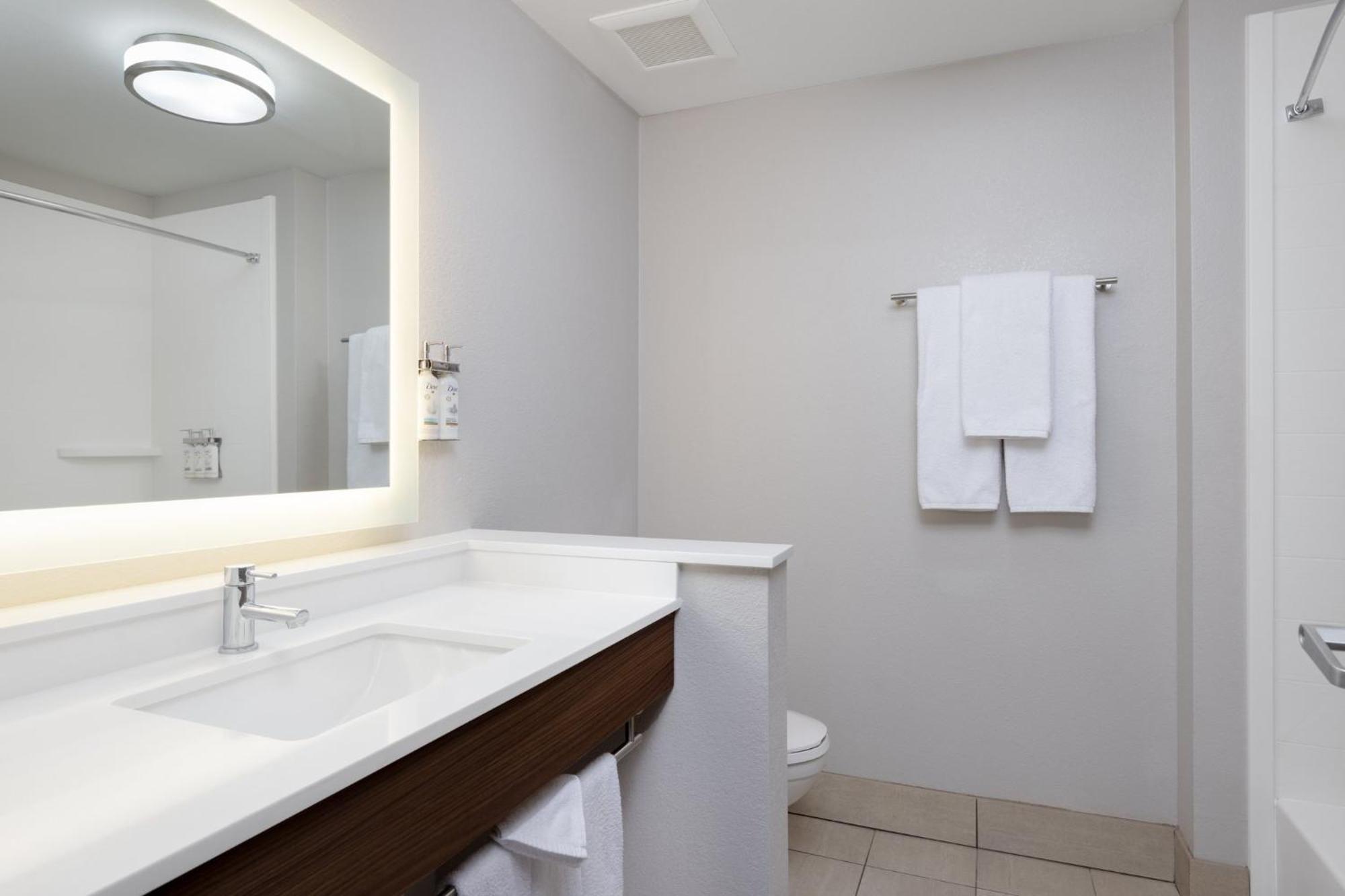 Standard Queen Room with Two Queen Beds and Mobility Accessible Tub
