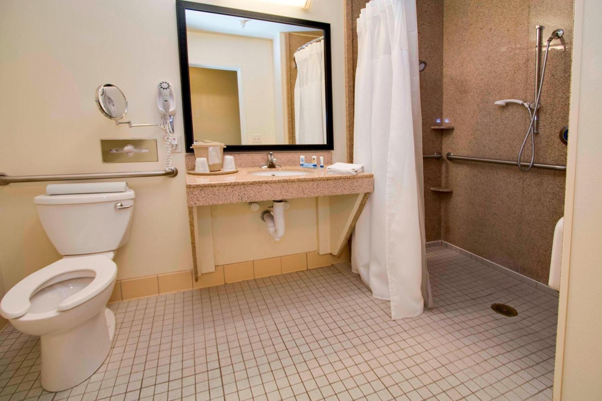 Queen Room with Two Queen Beds and Bathtub - Mobility Access