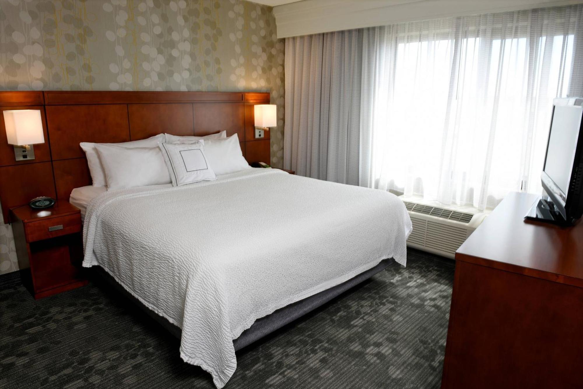 1 Bedroom 2 room Suite, 1 King, Sofa bed, Courtyard view