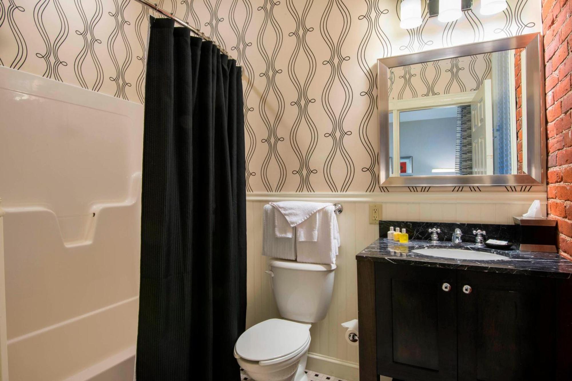 King Room with Bathtub - Mobility Access/Hearing Accessible
