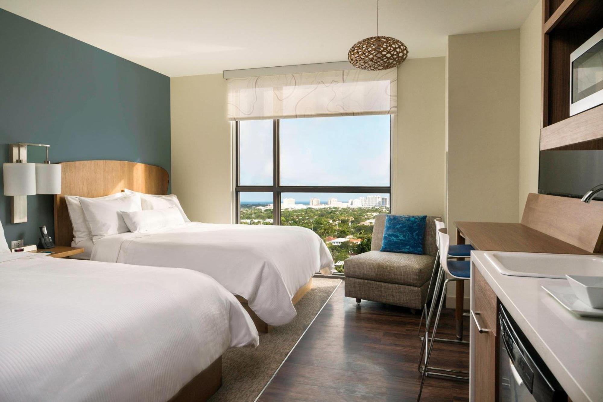 Queen Room with Two Queen Beds, City View and Adapted Tub - Mobility Accessible