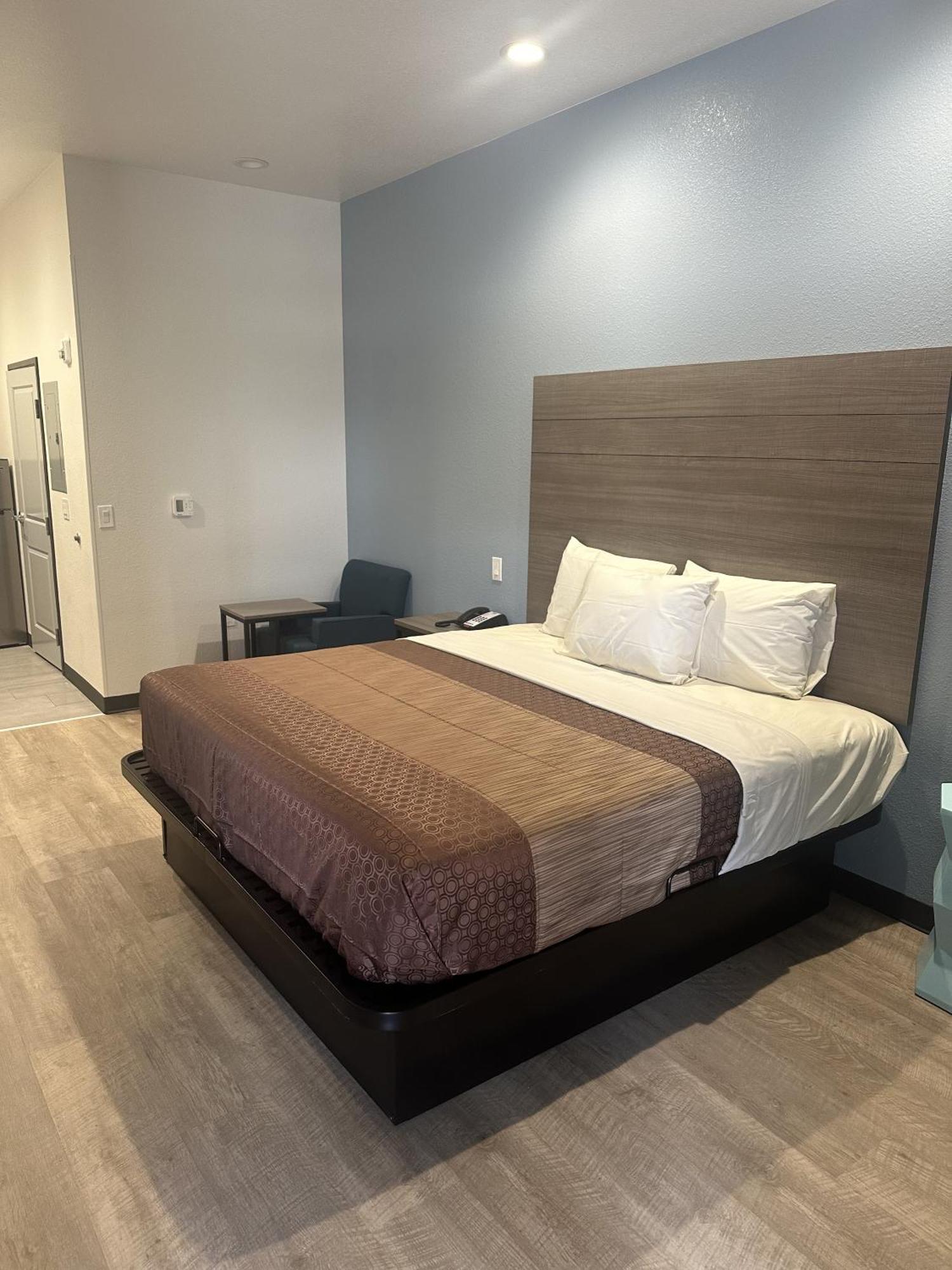Deluxe King Room,1632965650:JPEG