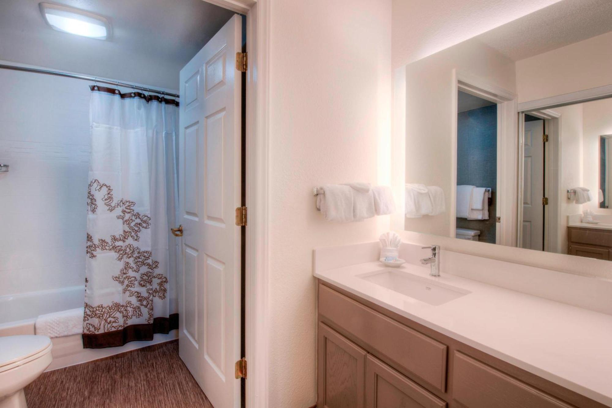 One-Bedroom Queen Suite