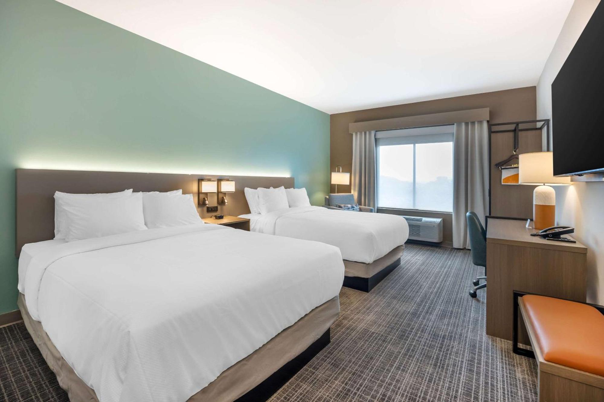 Quadruple Room with Two Queen Beds and Tub - Disability Access/Non Smoking