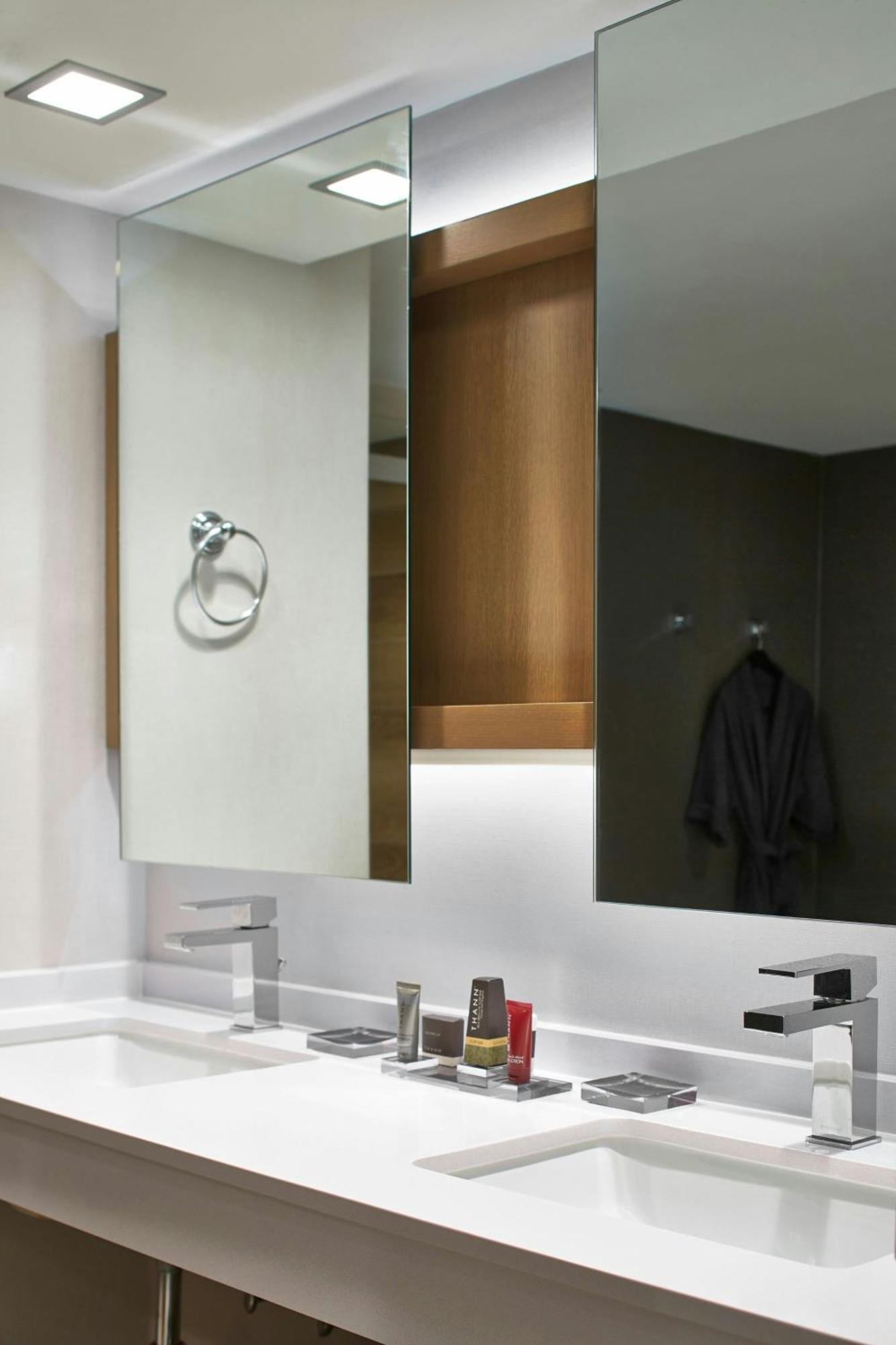 One-Bedroom King Suite, M Club lounge access, 1 King