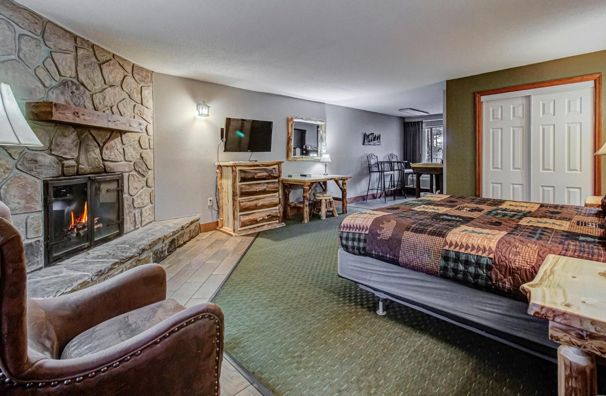 Honeymoon Suite,1634420822:JPEG