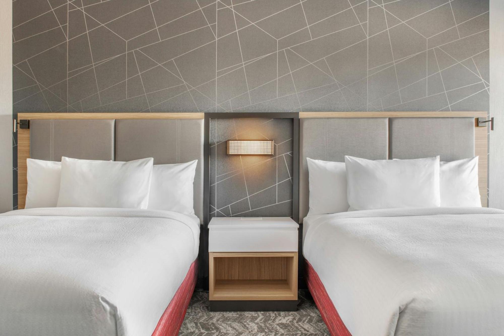 Queen Suite with City View