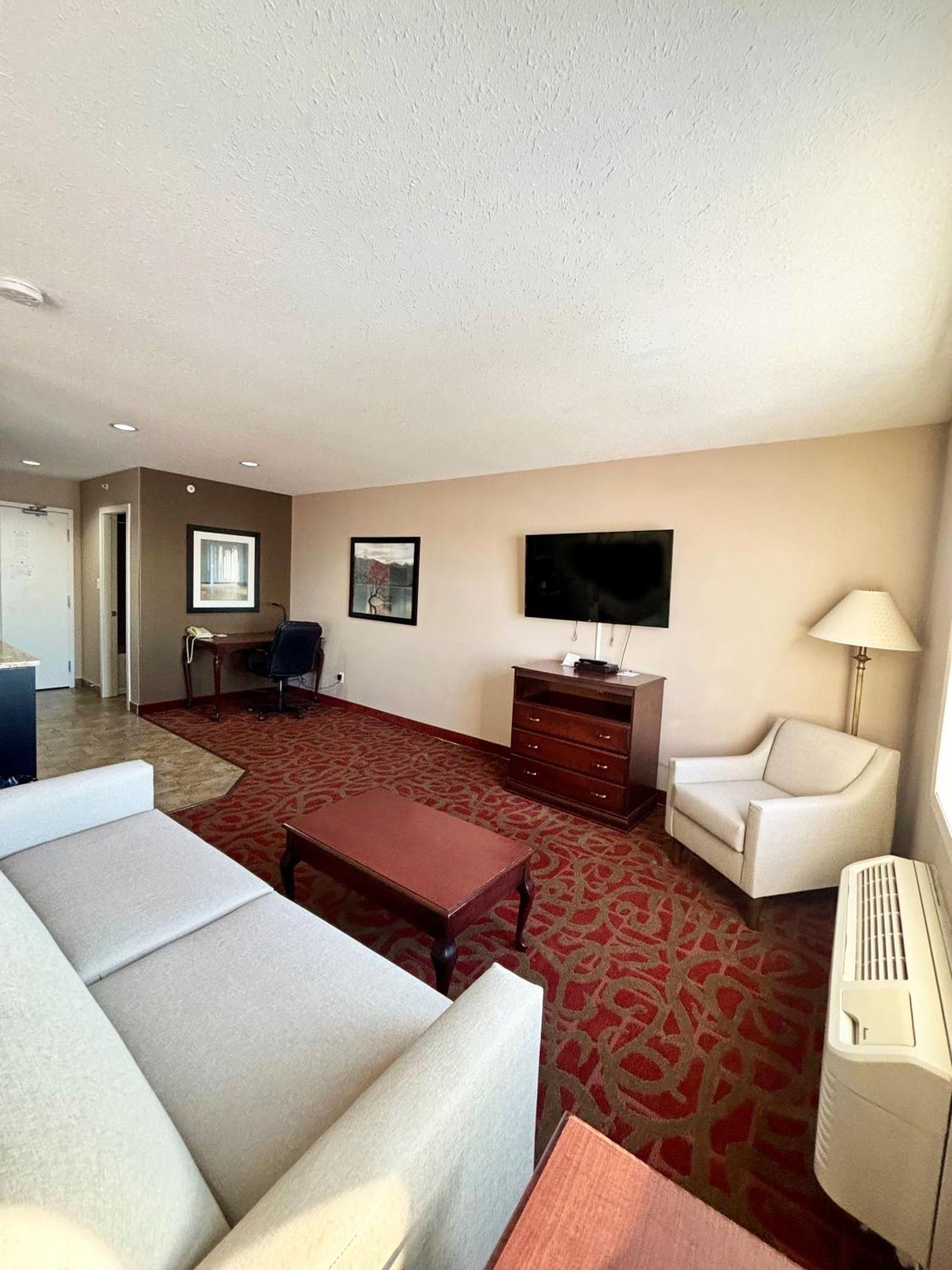 Business Suite with King Bed - Non-Smoking