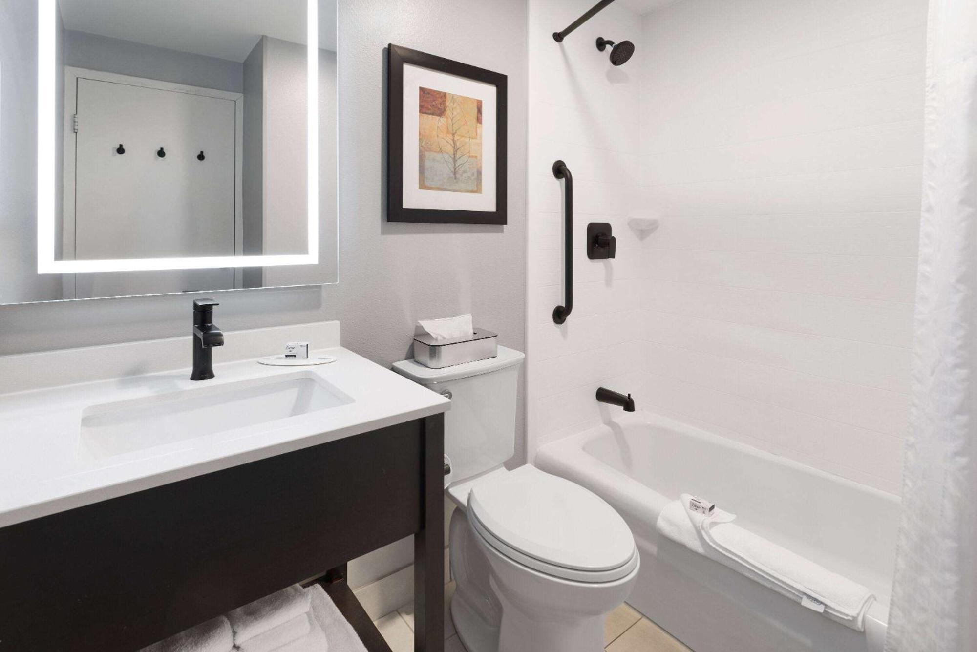 King Room with Kitchenette - Non-Smoking