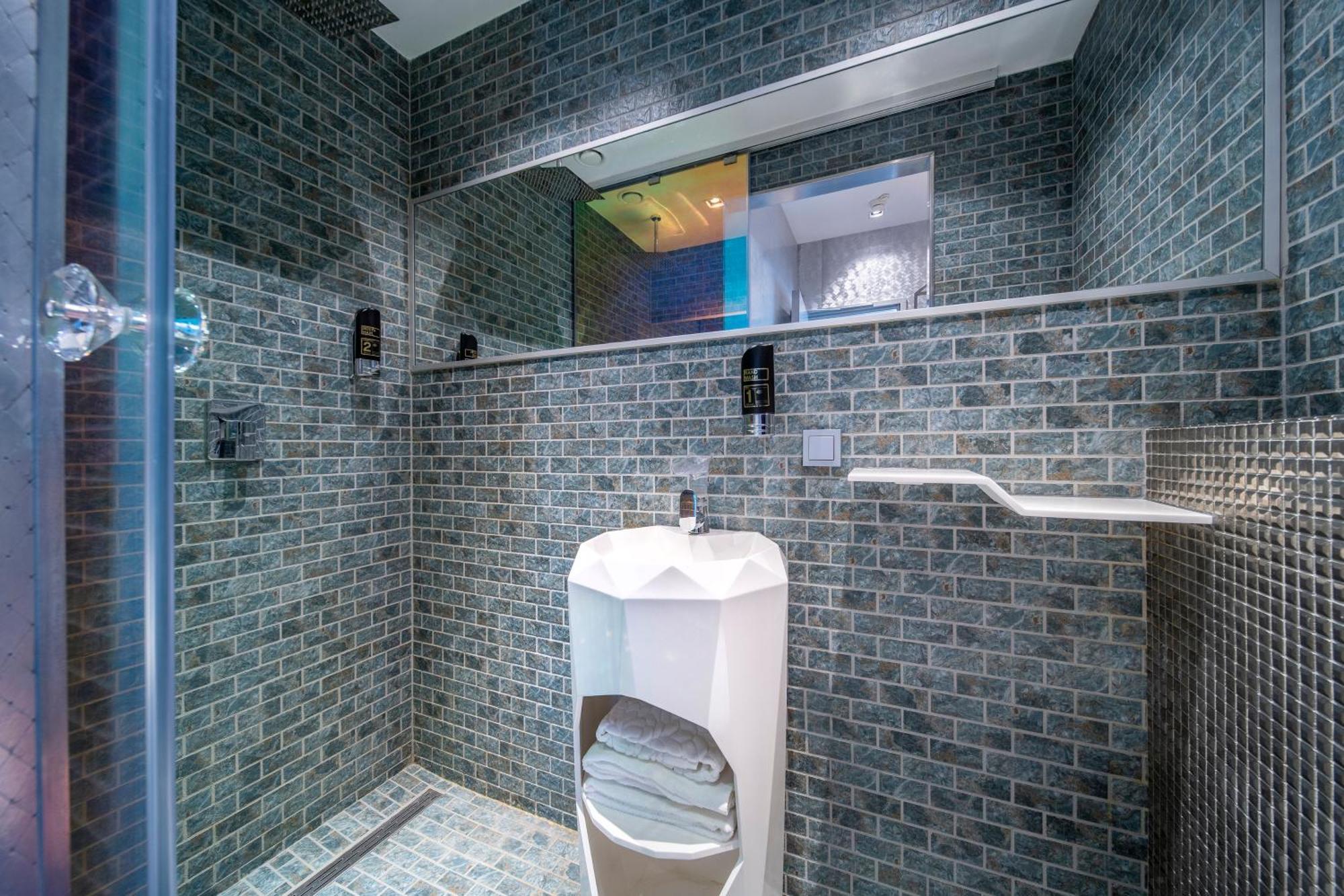 Bovenste Capsule met Tweepersoonsbed en Douche - zonder Raam