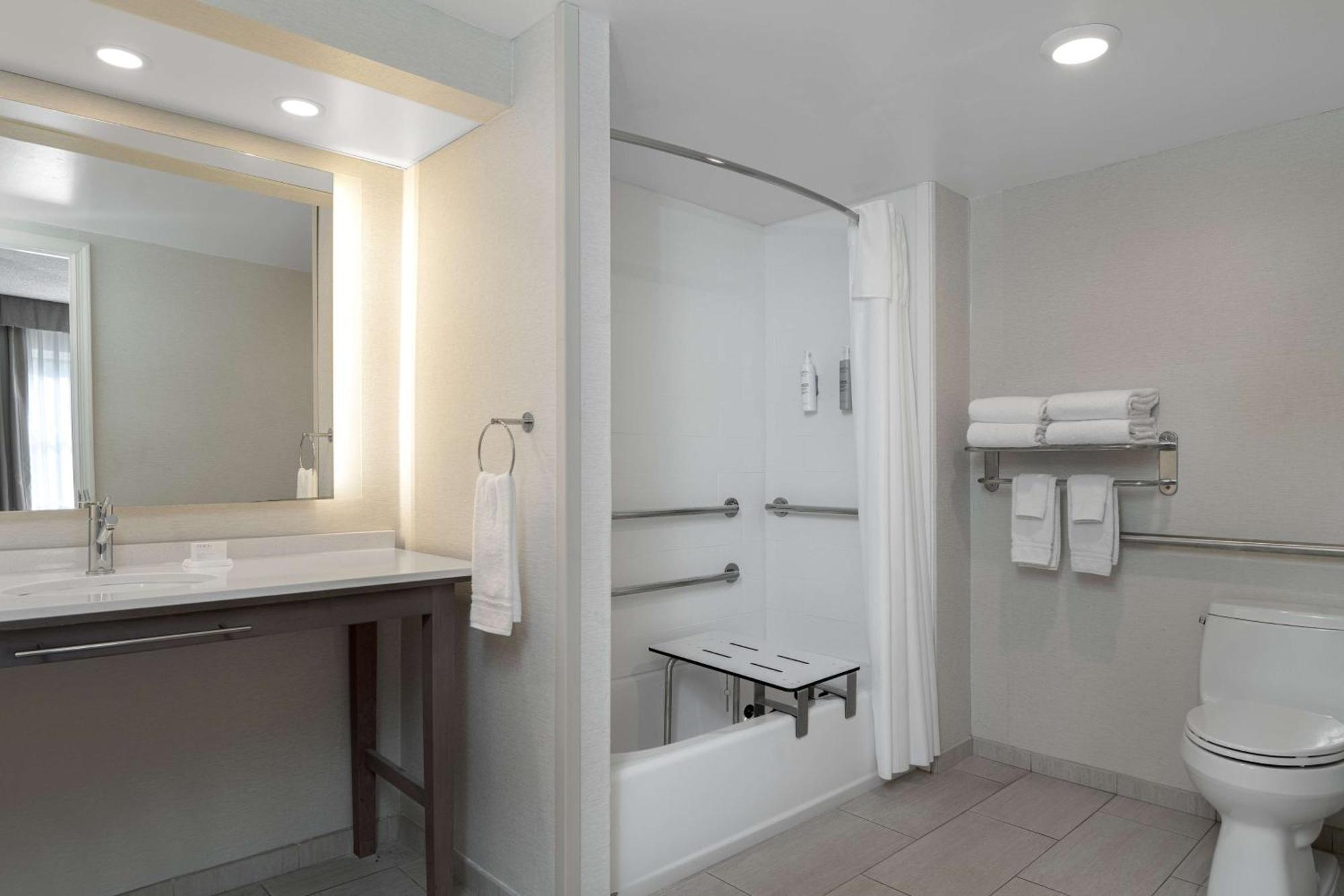 Queen Suite Tub Mobility Access or Non-Smoking,1638479202:JPEG